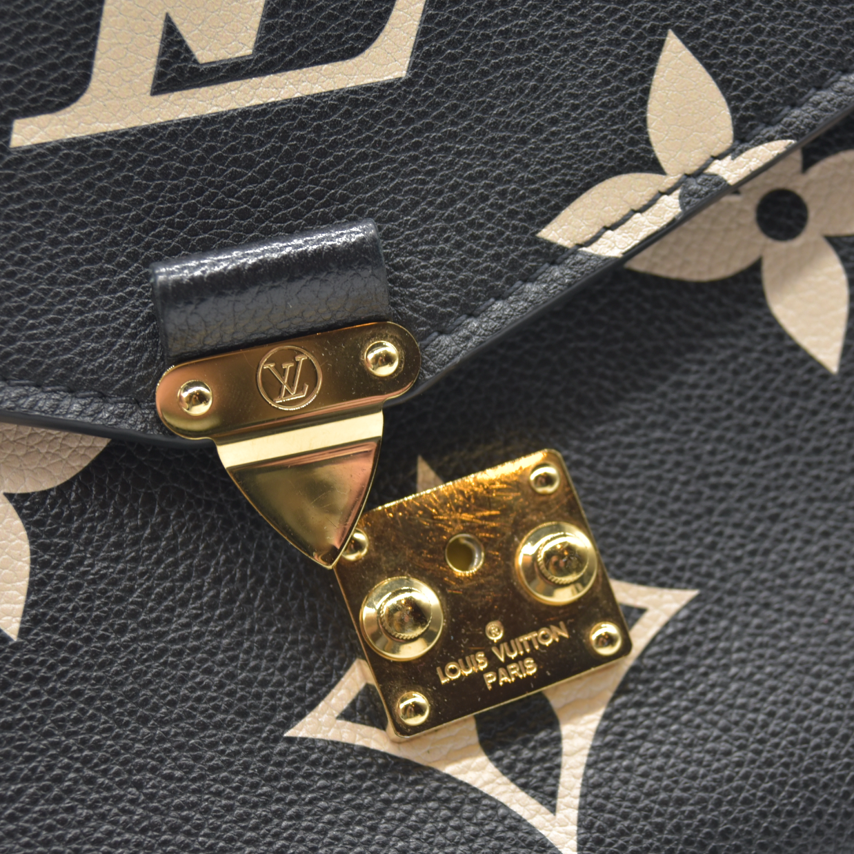 $3150 Louis Vuitton Empreinte Monogram Giant Pochette Metis Black Beige Bicolor CONSIGNMENT