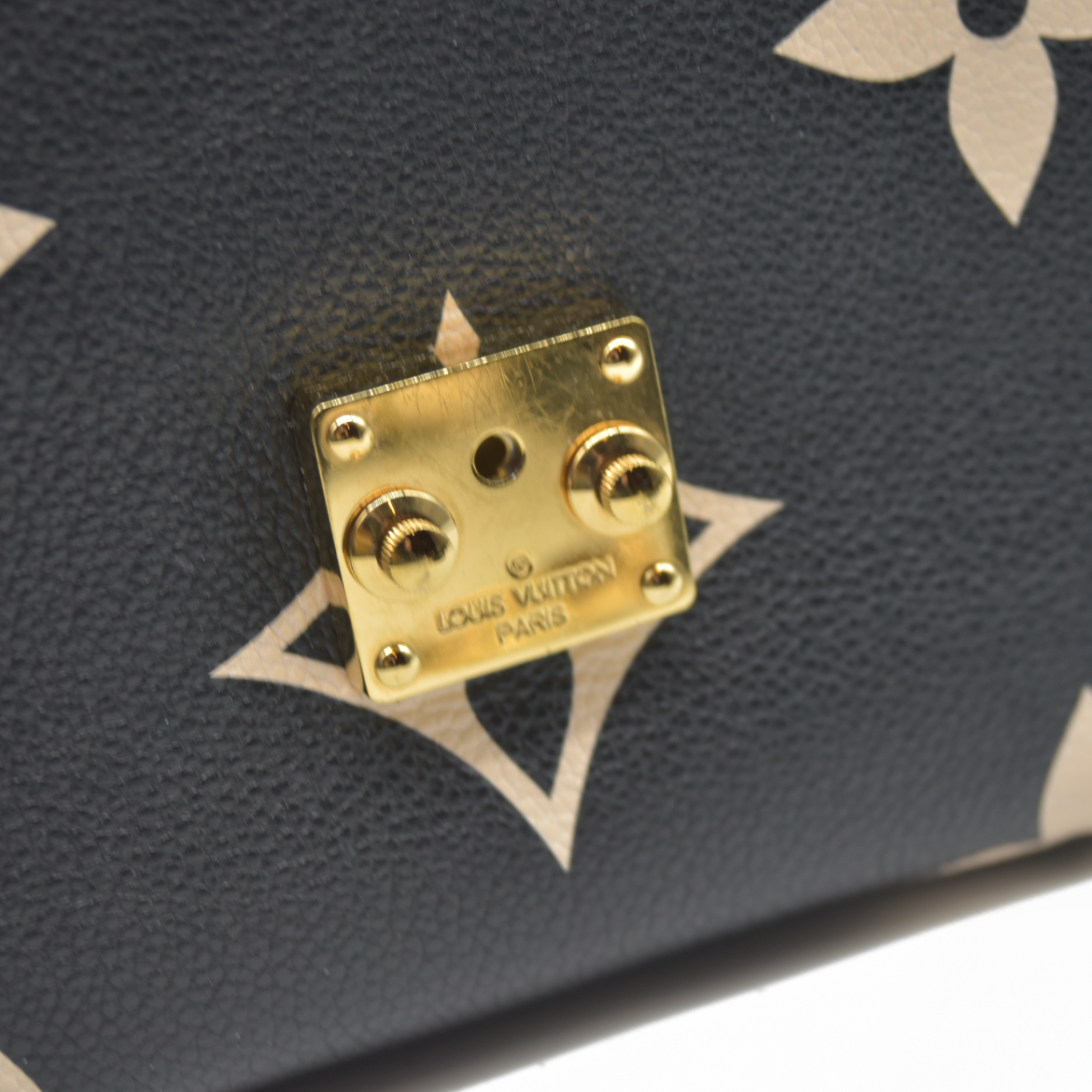 $3150 Louis Vuitton Empreinte Monogram Giant Pochette Metis Black Beige Bicolor CONSIGNMENT