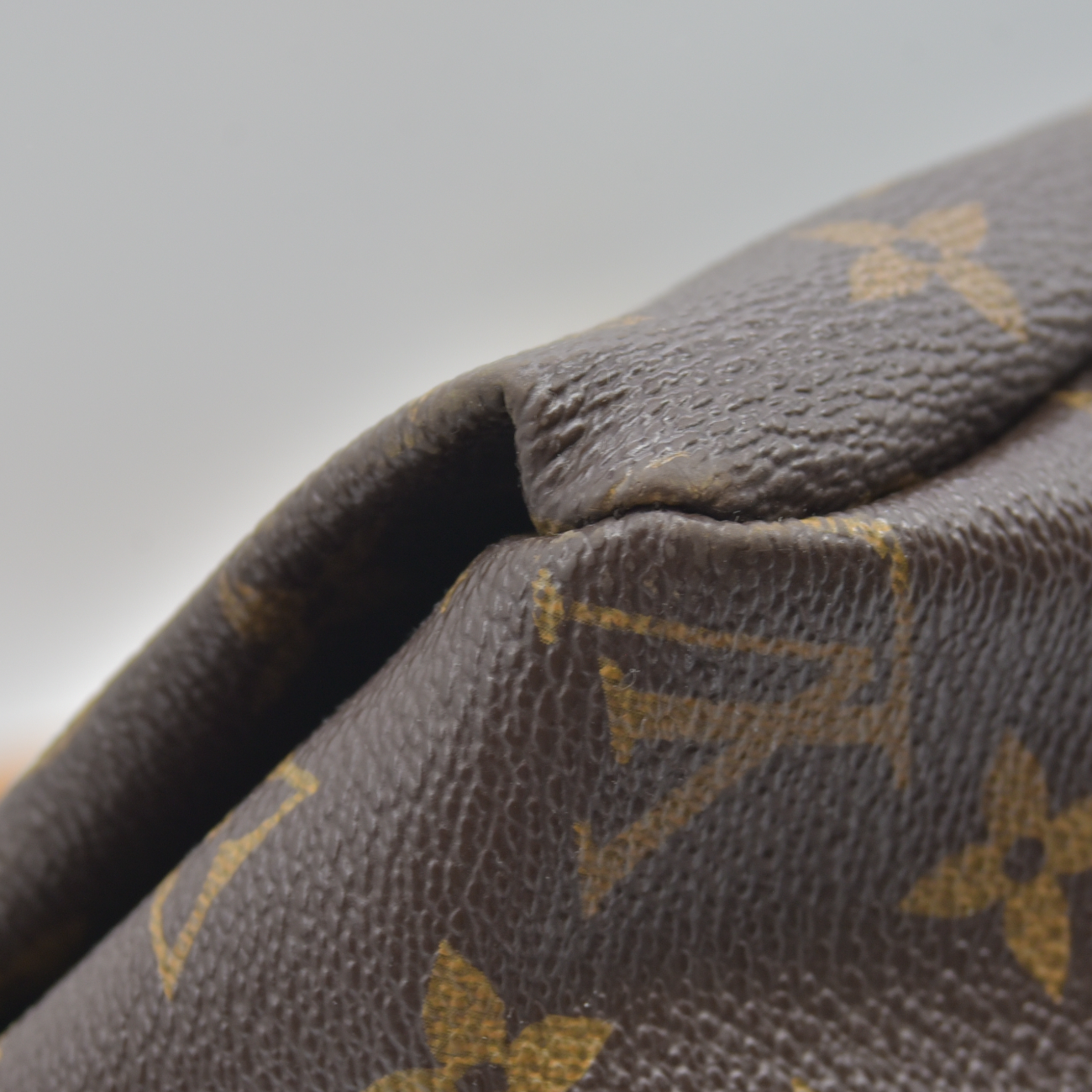 $2500 2011 Louis Vuitton  LV Monogram Artsy MM SD2191
