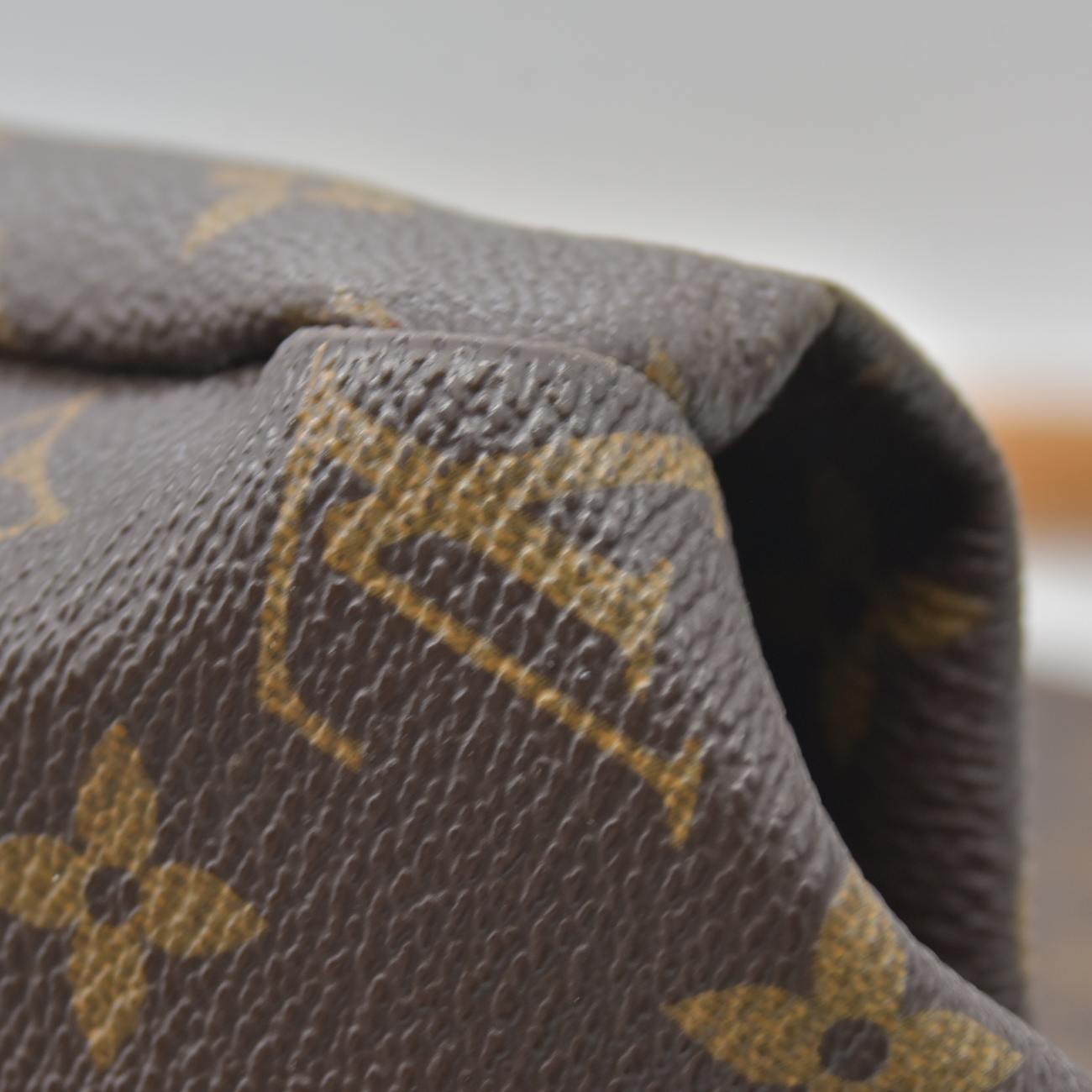 $2500 2011 Louis Vuitton  LV Monogram Artsy MM SD2191