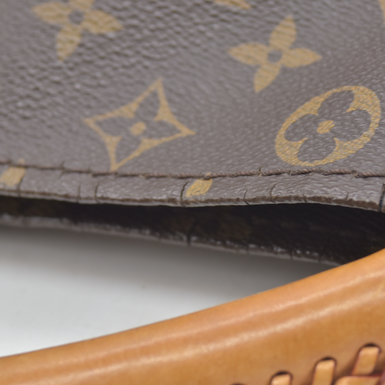 $2500 2011 Louis Vuitton  LV Monogram Artsy MM SD2191