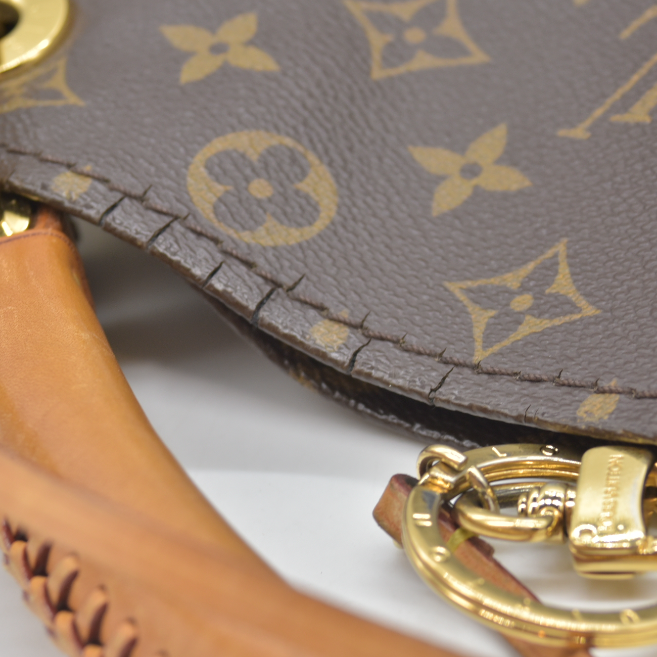 $2500 2011 Louis Vuitton  LV Monogram Artsy MM SD2191