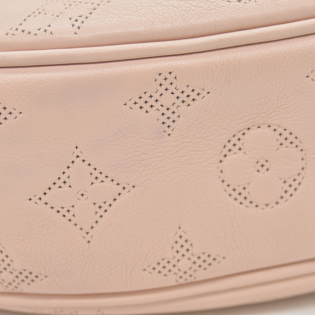 $3000 2024 Louis Vuitton Cruise Perforated Monogram Flower Ring Loop 10020053