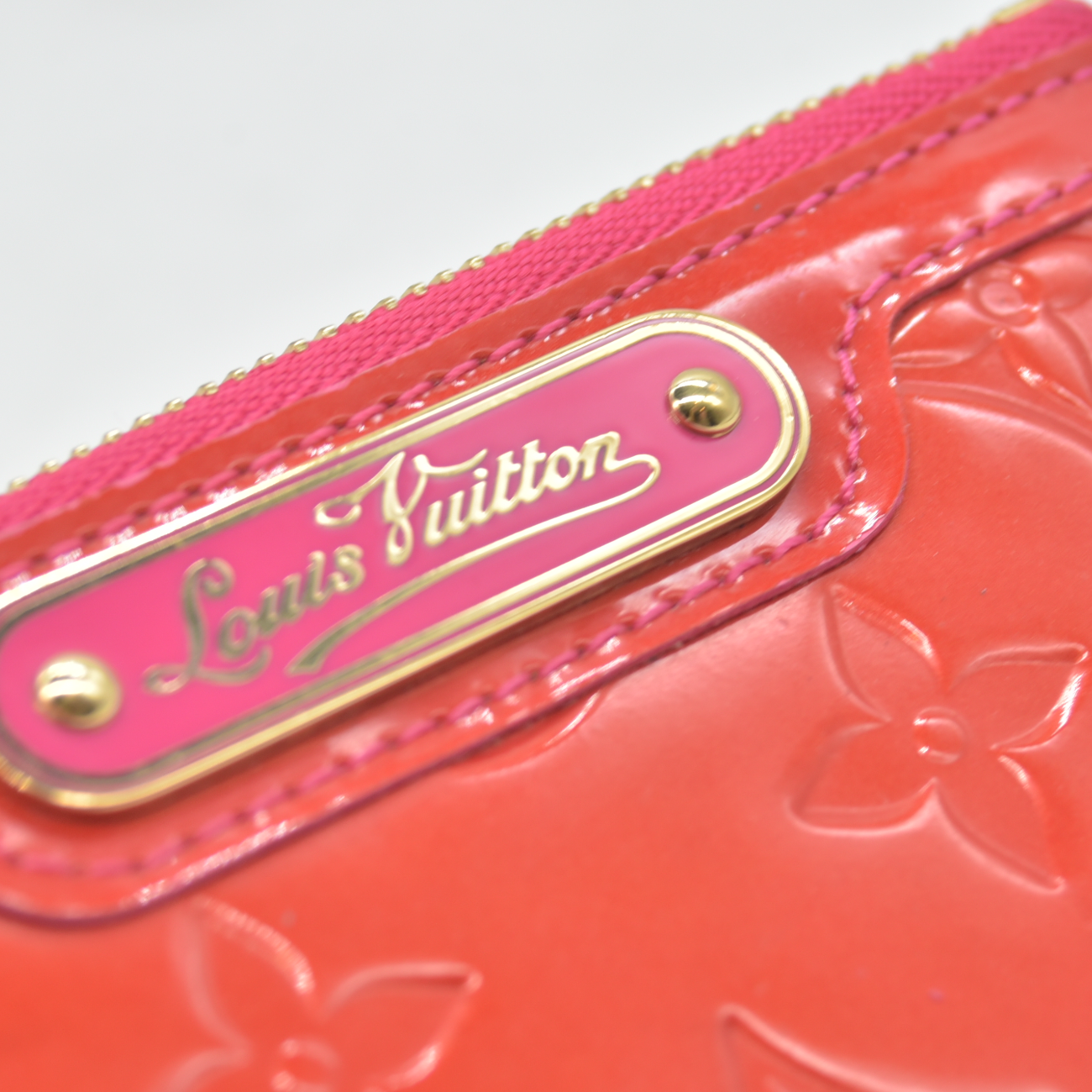 $390 2009 Louis Vuitton Monogram Vernis Key Pouch Pink CA1049