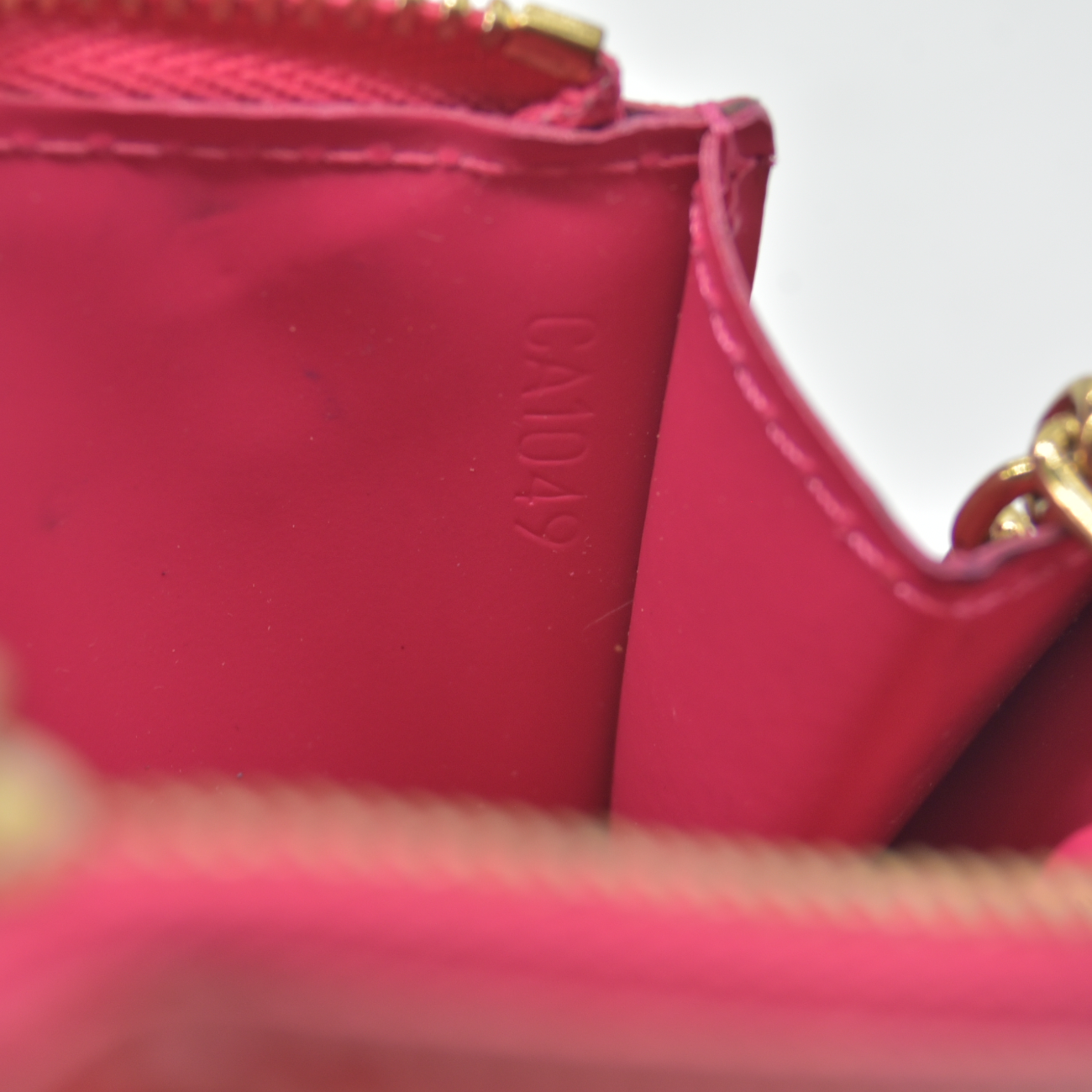 $390 2009 Louis Vuitton Monogram Vernis Key Pouch Pink CA1049