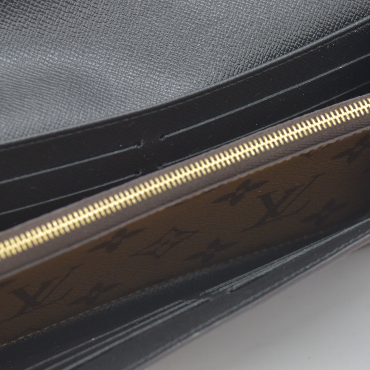 $885 RFID Louis Vuitton Reverse Monogram Giant Sarah Wallet