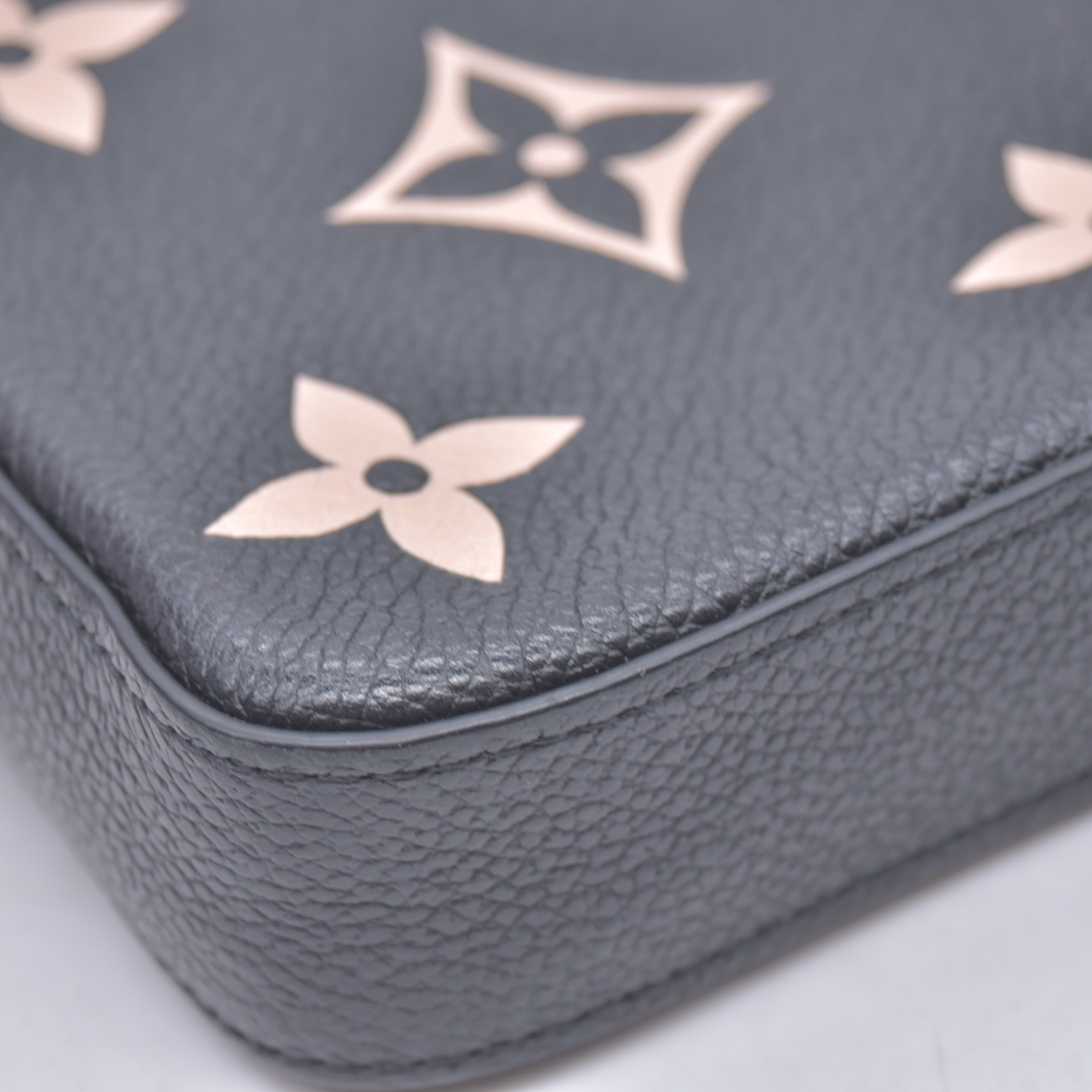 $1950 LOUIS VUITTON  Empreinte Monogram Giant Felicie Pochette Black Beige RFID