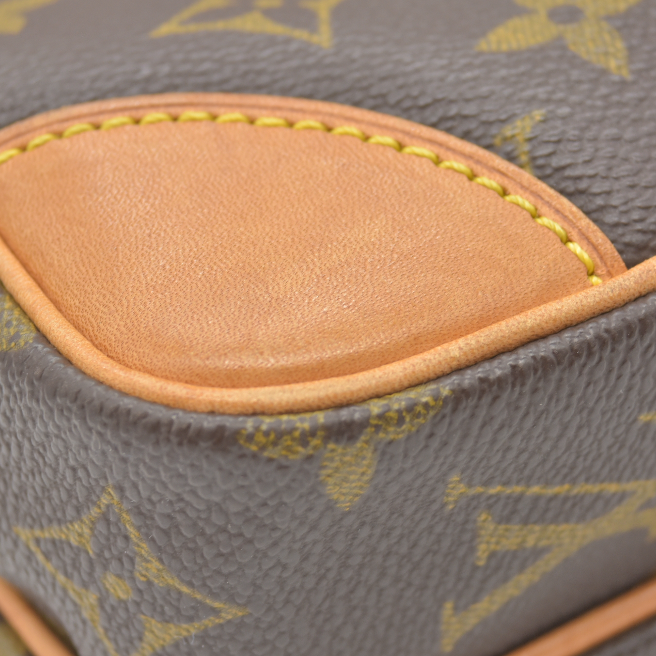 $995 2001 Louis Vuitton Amazone Monogram Crossbody Bag AR0021 CONSIGNMENT