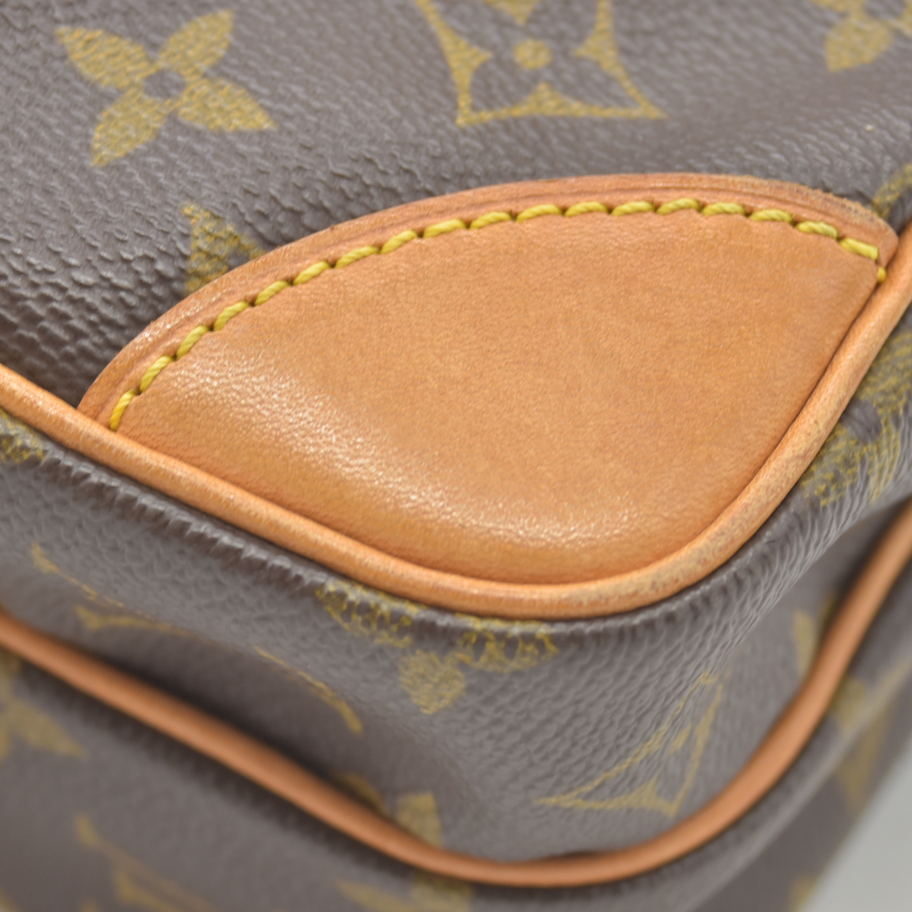 $995 2001 Louis Vuitton Amazone Monogram Crossbody Bag AR0021 CONSIGNMENT