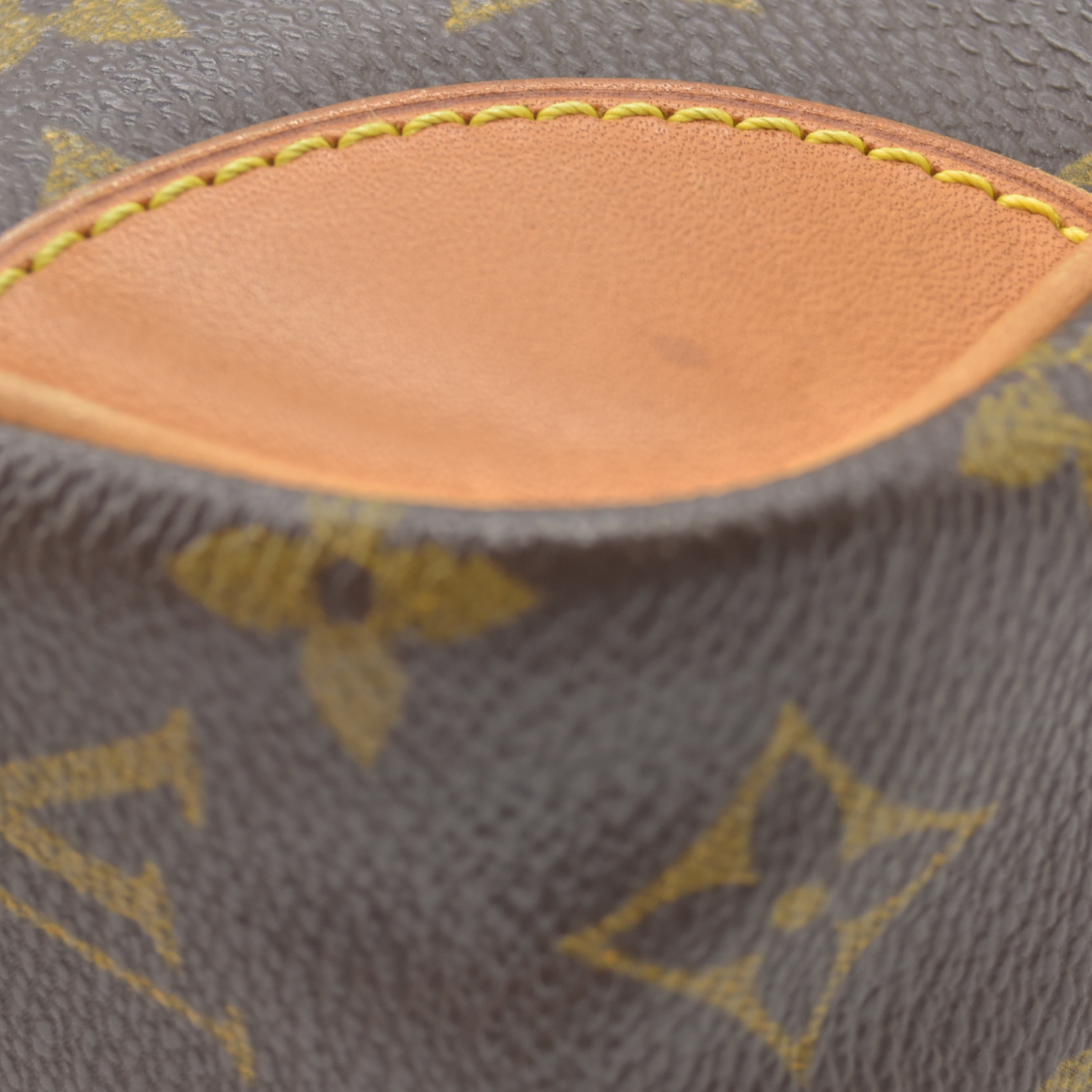 $995 2001 Louis Vuitton Amazone Monogram Crossbody Bag AR0021 CONSIGNMENT