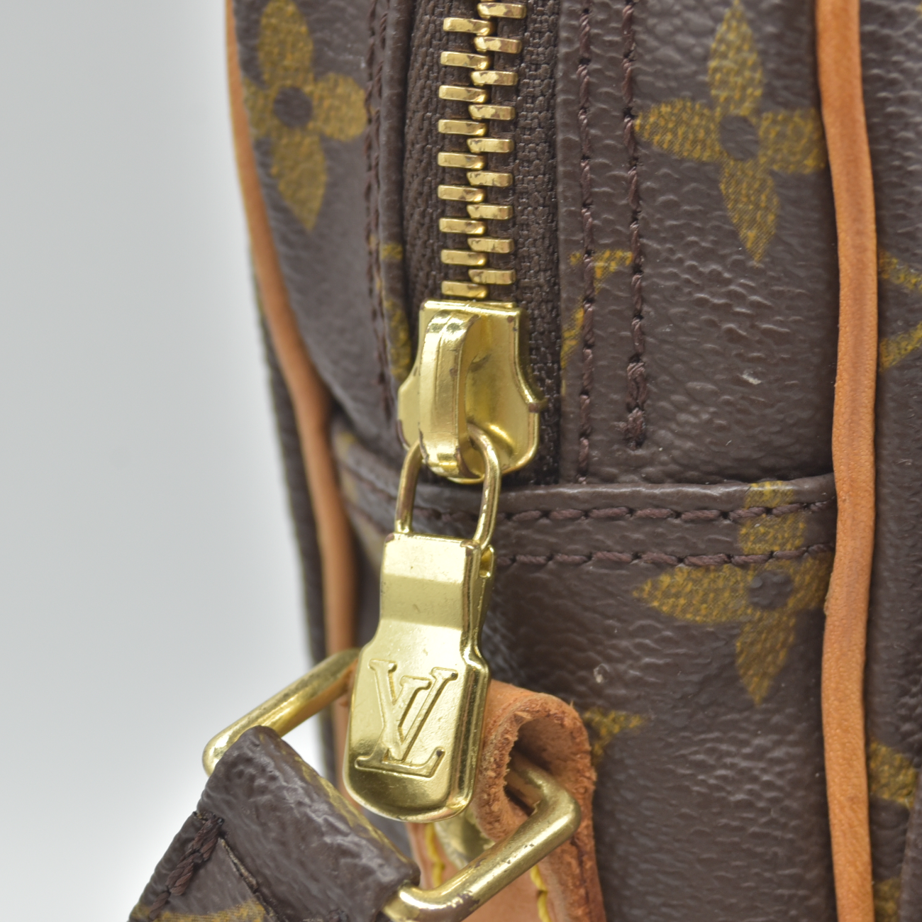 $995 2001 Louis Vuitton Amazone Monogram Crossbody Bag AR0021 CONSIGNMENT