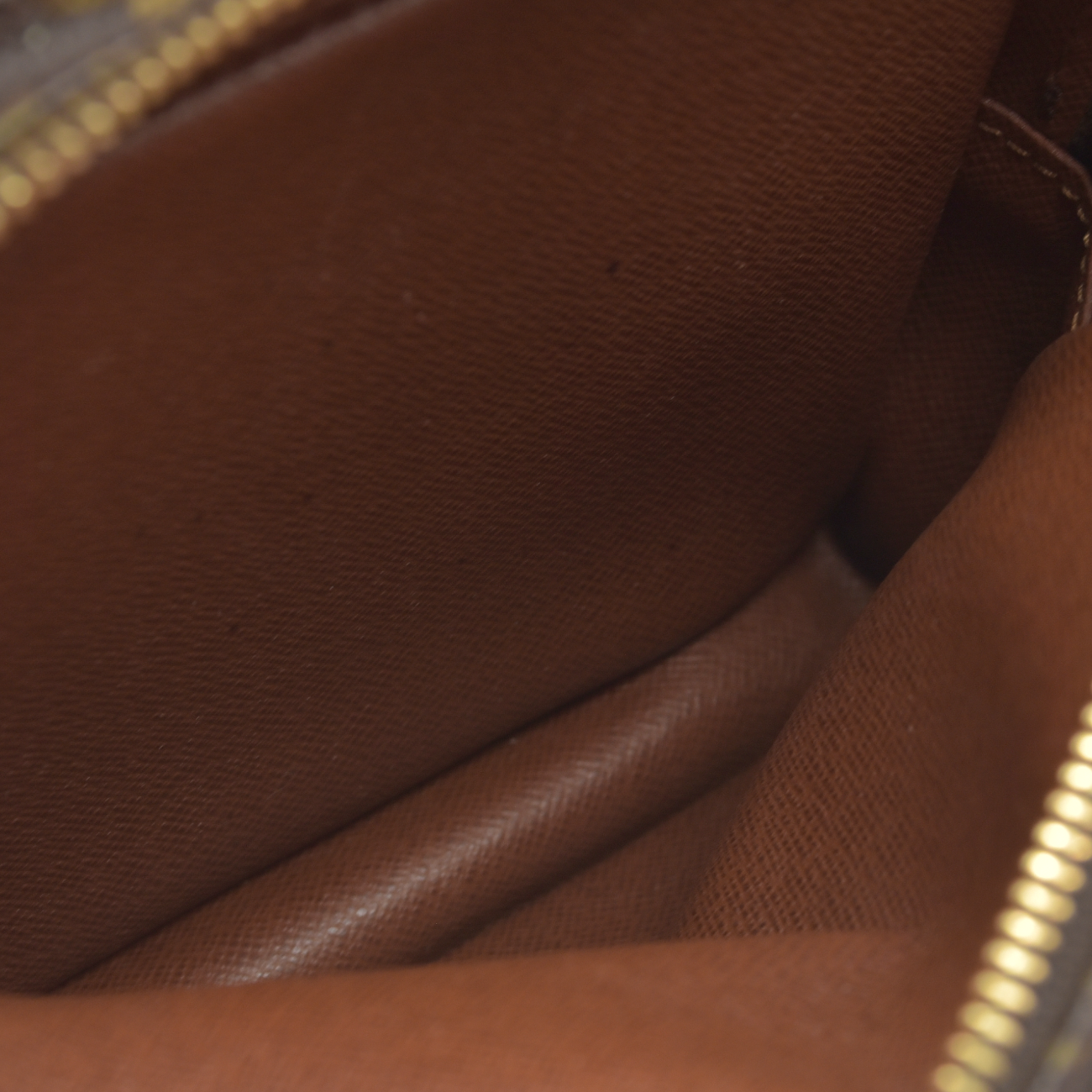 $995 2001 Louis Vuitton Amazone Monogram Crossbody Bag AR0021 CONSIGNMENT