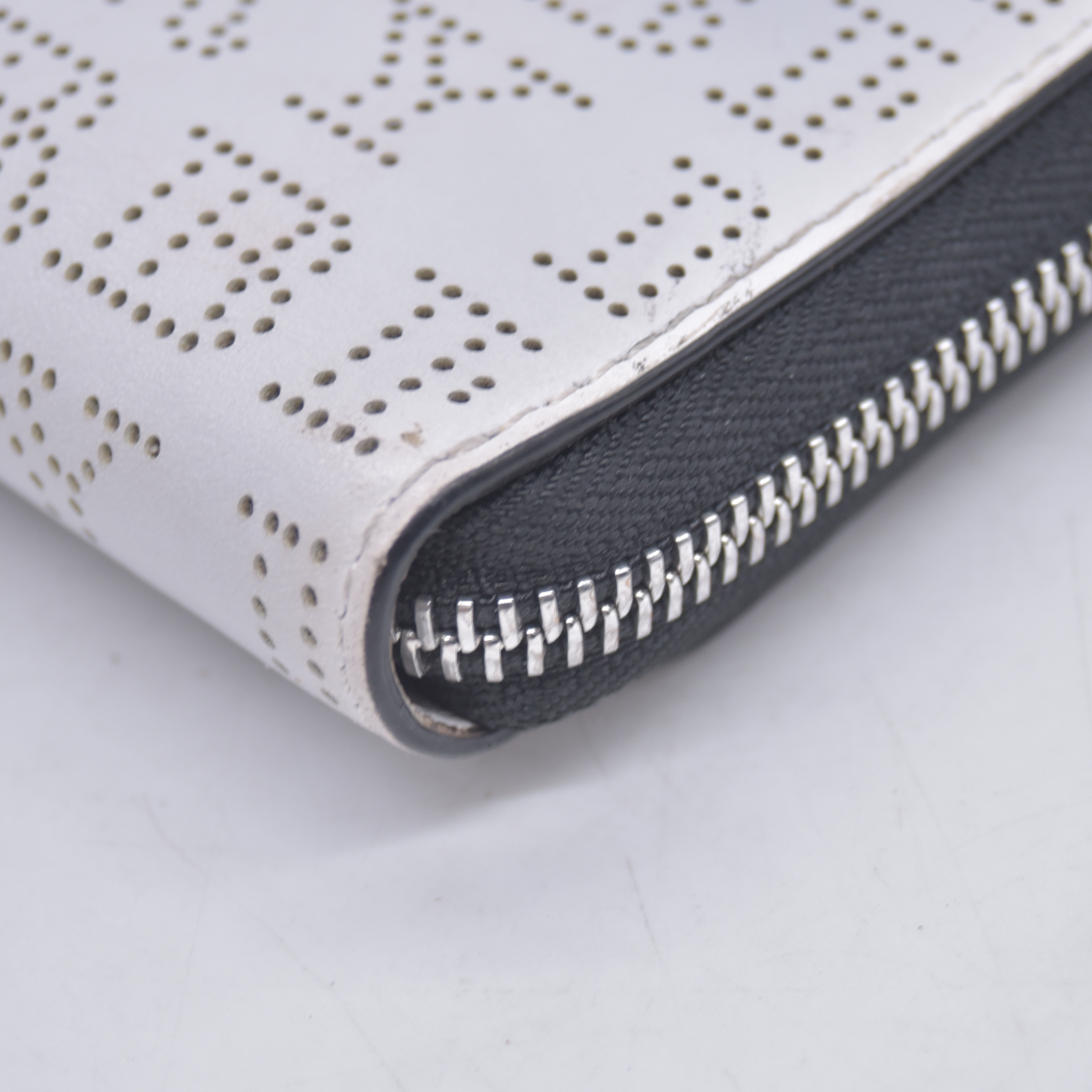 $598 BURBERRY Logo Perforated Leather Zip Around Long Wallet White
