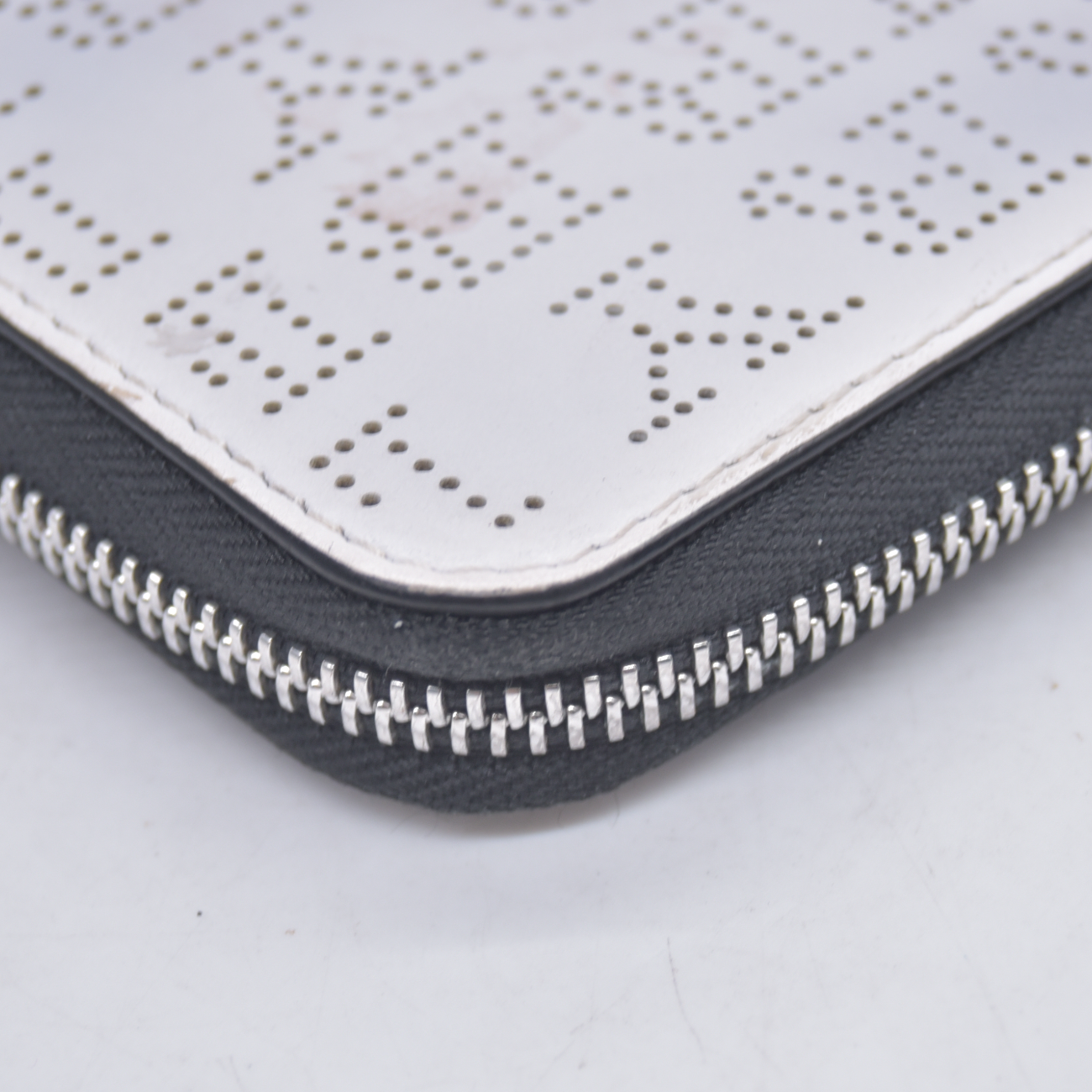 $598 BURBERRY Logo Perforated Leather Zip Around Long Wallet White