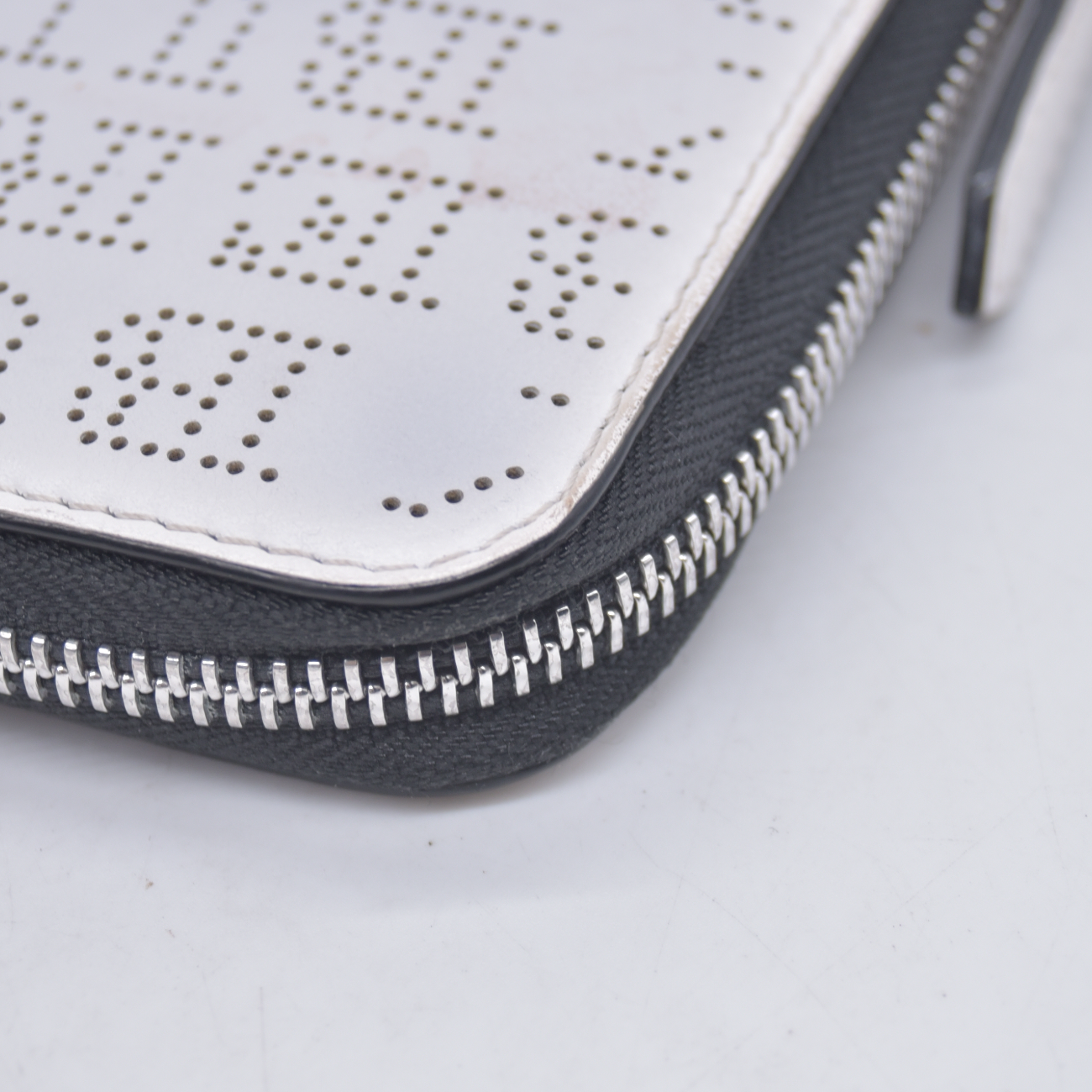 $598 BURBERRY Logo Perforated Leather Zip Around Long Wallet White