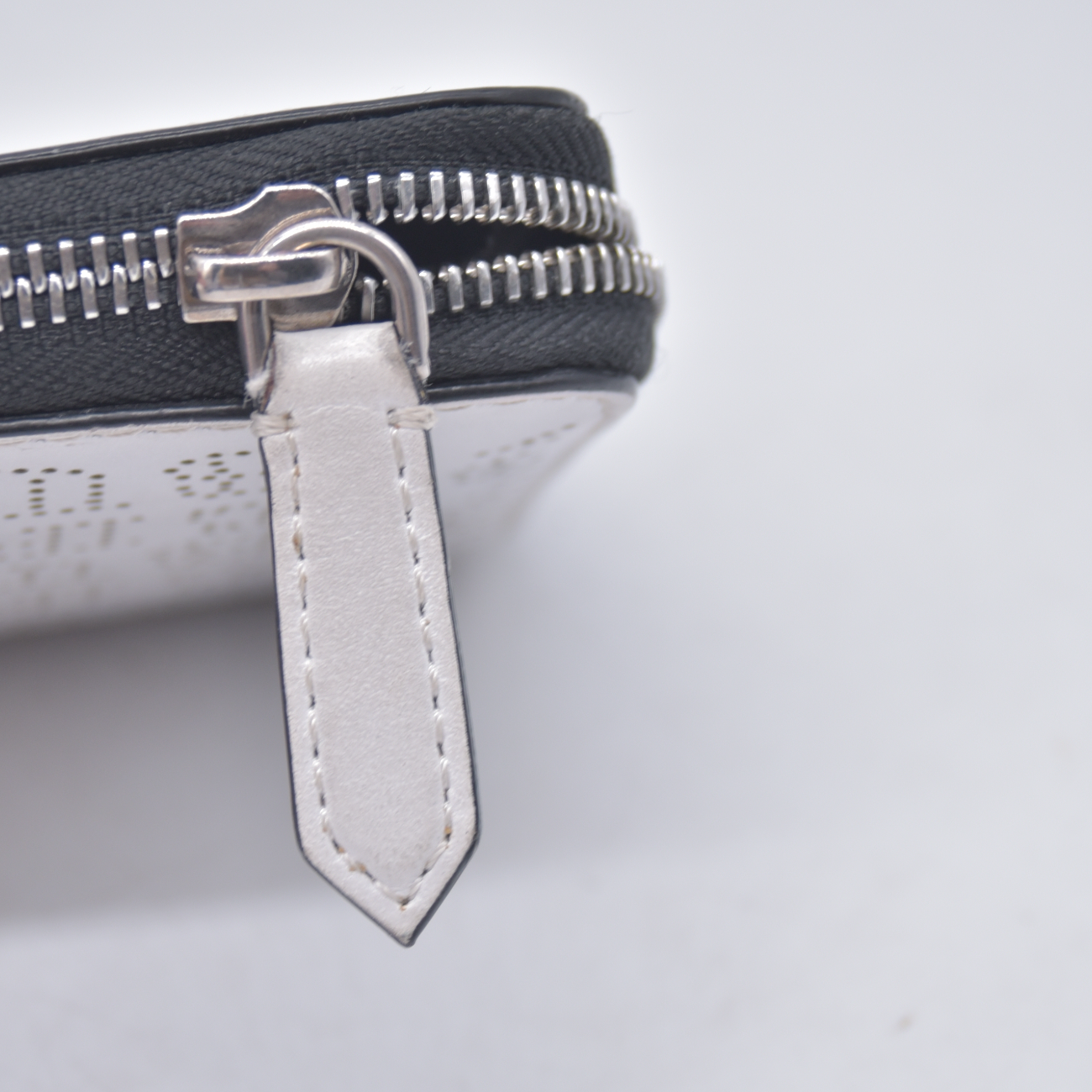 $598 BURBERRY Logo Perforated Leather Zip Around Long Wallet White