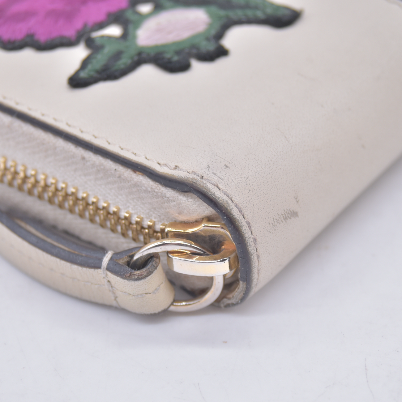 $980 Gucci White Sylvie Floral Embroidery Zip Around Wallet 10020981