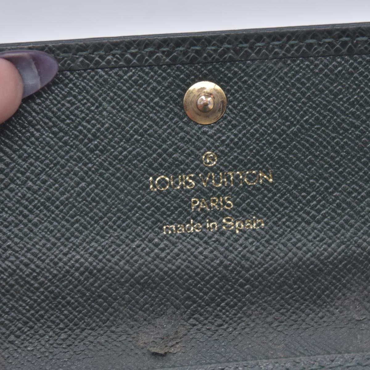 $445 LOUIS VUITTON Taiga Multiclés 6 Key Case Epicea Green CONSIGNMENT 10021585
