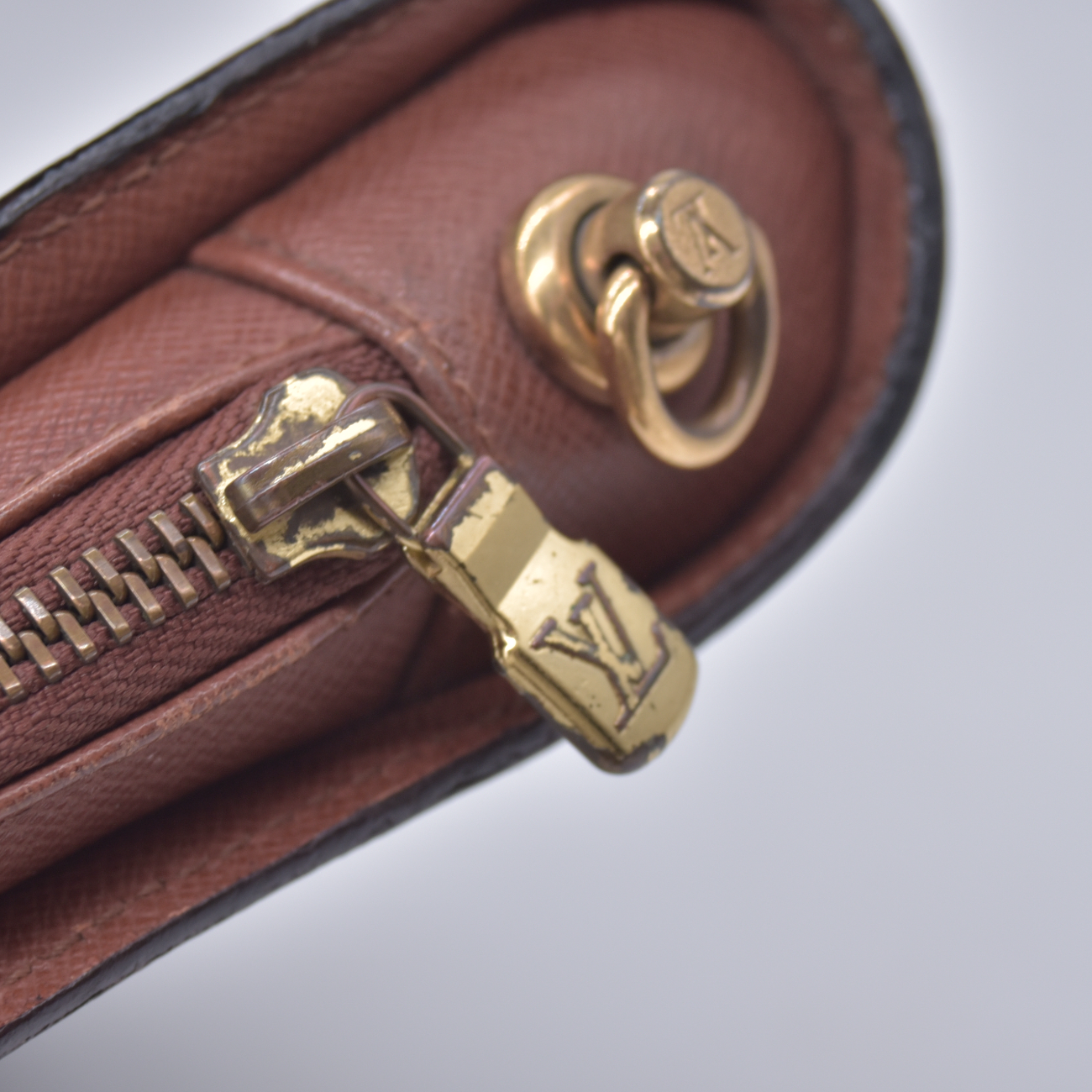 $1040 1998 LOUIS VUITTON Monogram Pochette Dragonne CONSIGNMENT 10021627 AR0948