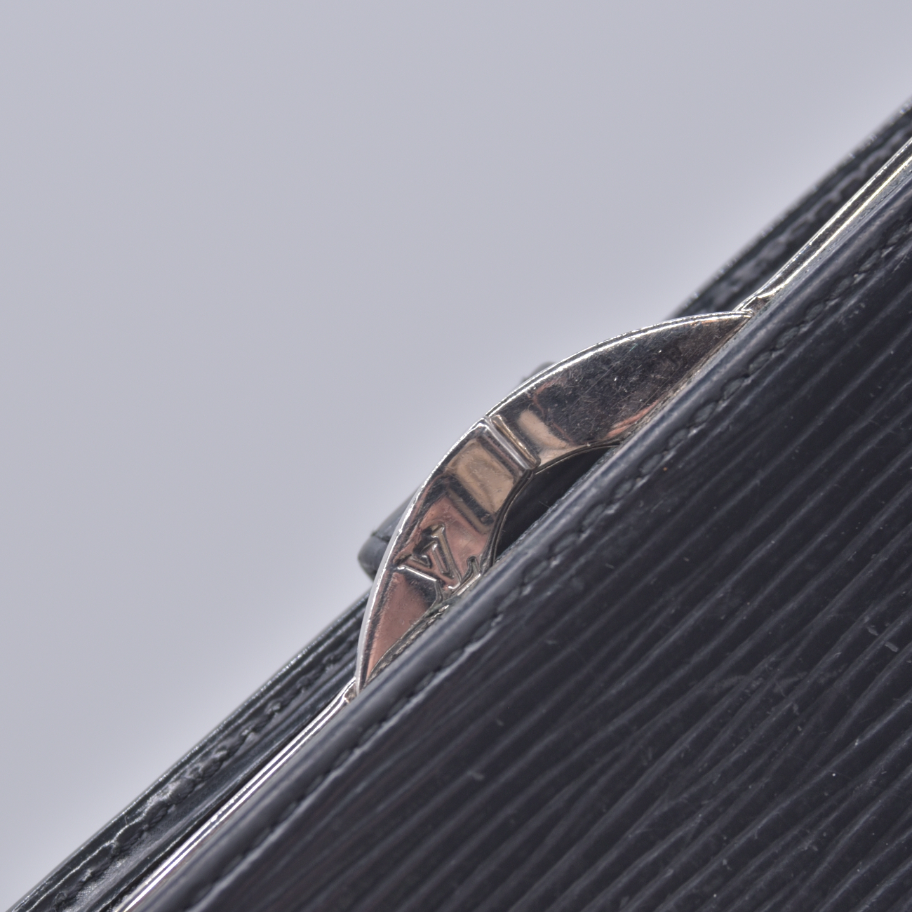 $730 2006 LOUIS VUITTON Epi Leather Black French Wallet CONSIGNMENT 10021623 MI0016