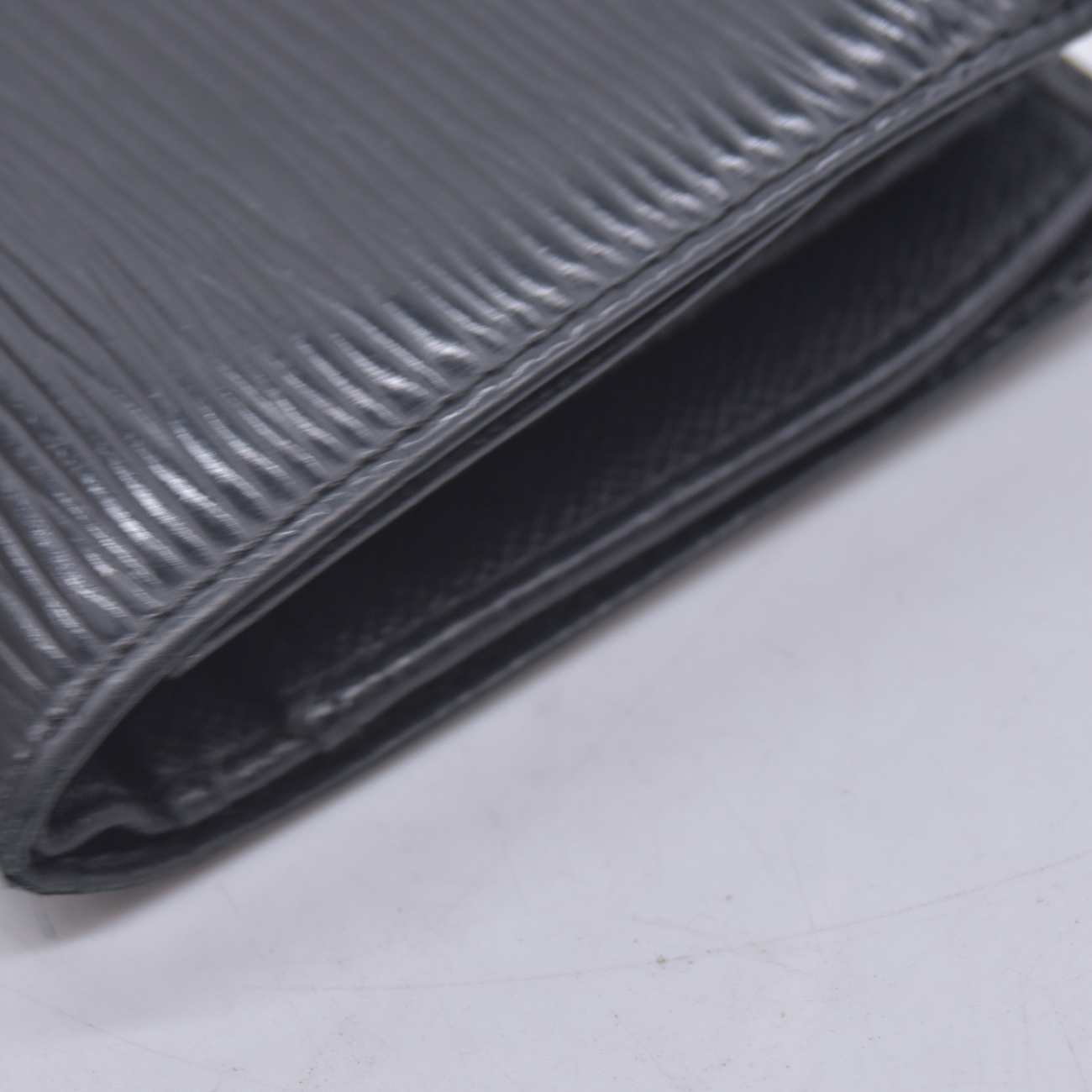 $730 2006 LOUIS VUITTON Epi Leather Black French Wallet CONSIGNMENT 10021623 MI0016