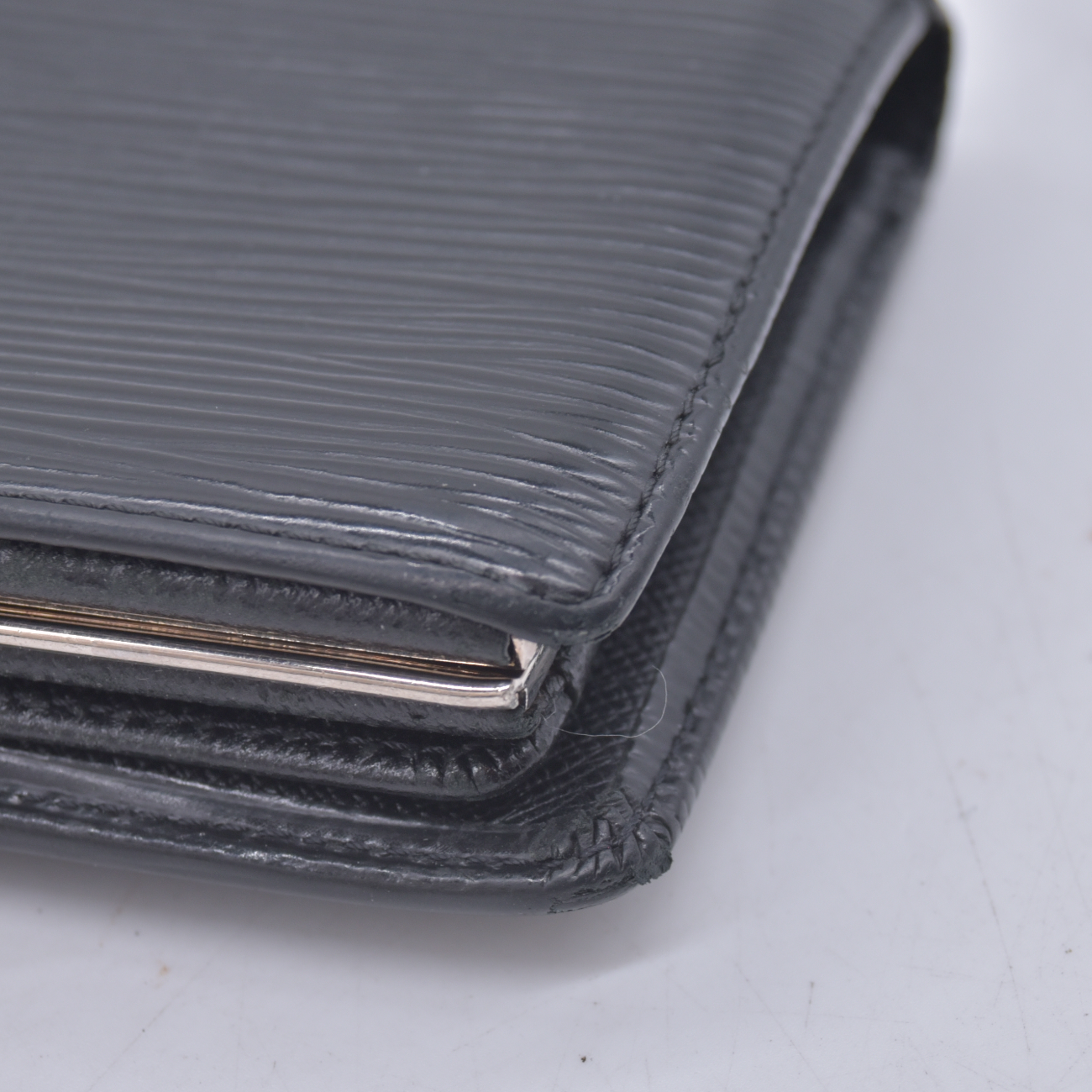 $730 2006 LOUIS VUITTON Epi Leather Black French Wallet CONSIGNMENT 10021623 MI0016