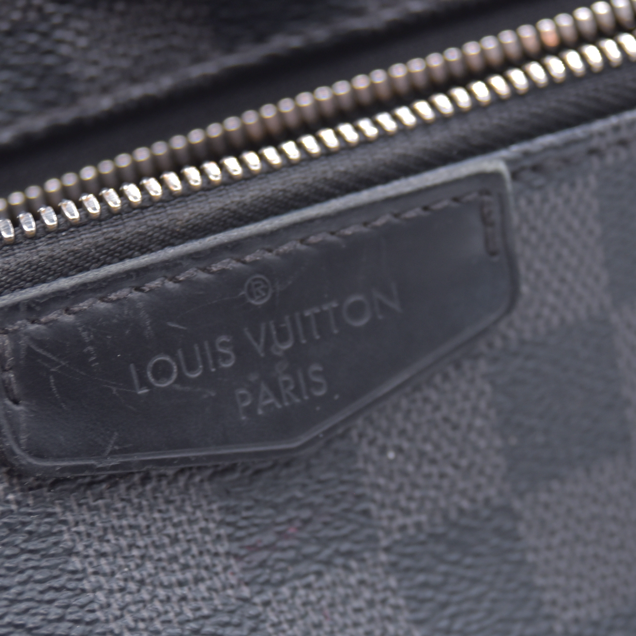 $2230 2017 Louis Vuitton Damier Graphite Josh DR2147 10020870