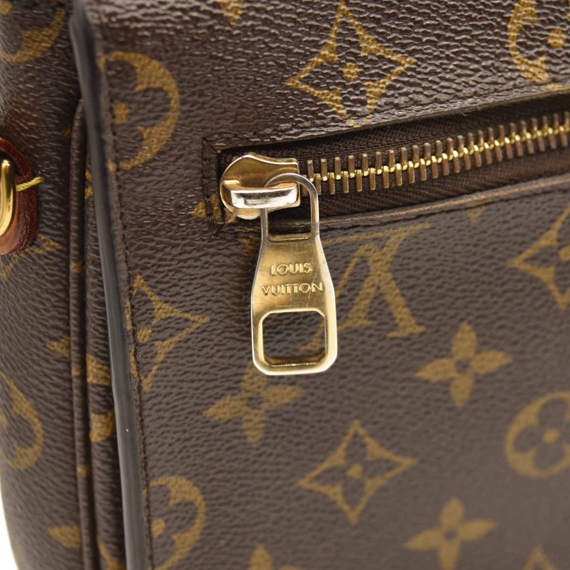 Louis Vuitton  Monogram Pochette Metis DR3106