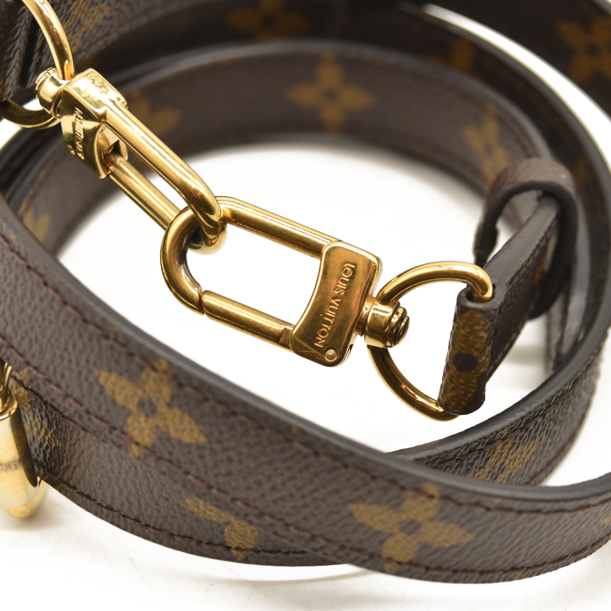 Louis Vuitton  Monogram Pochette Metis DR3106