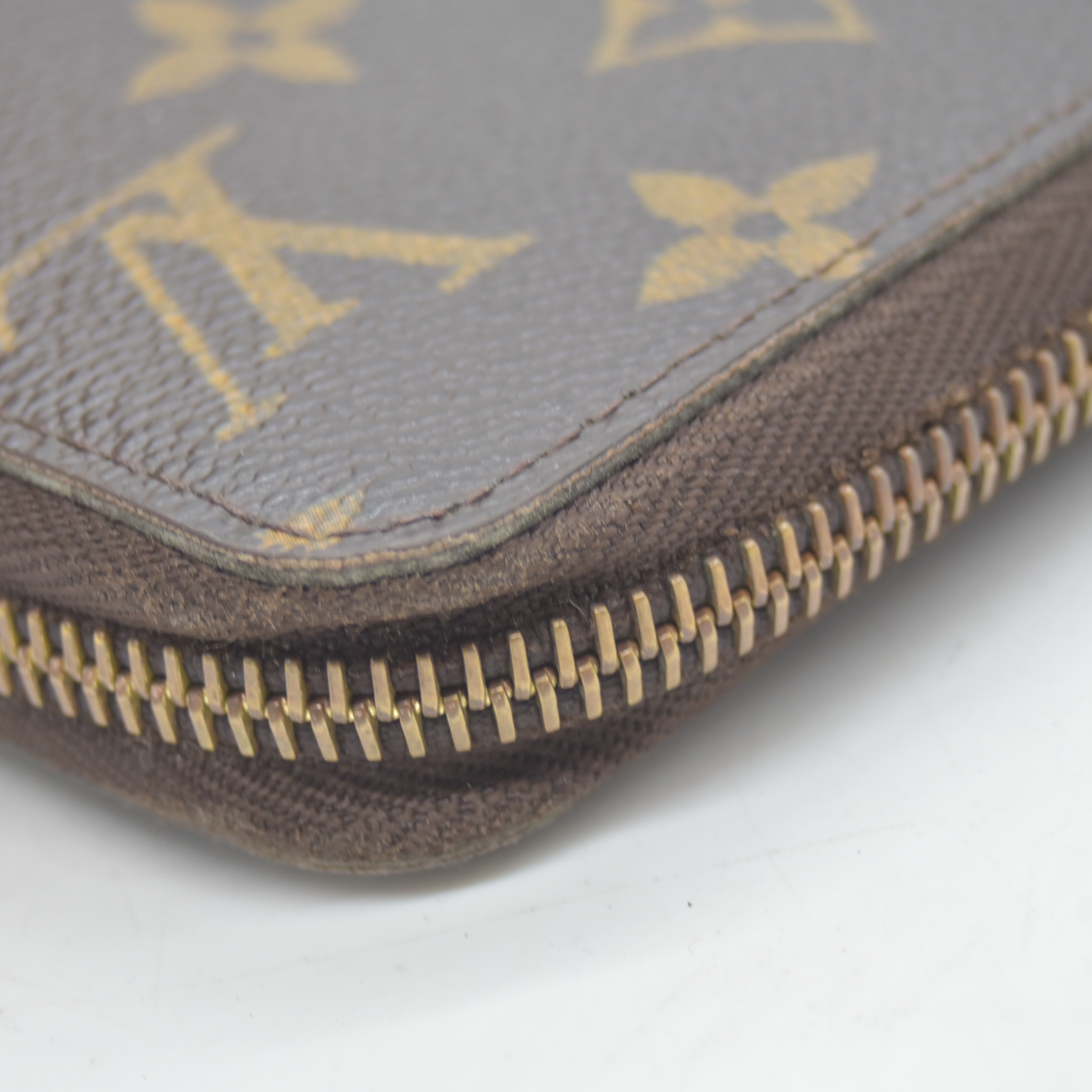$960 2009 Louis Vuitton Monogram Zippy Wallet  CA3039