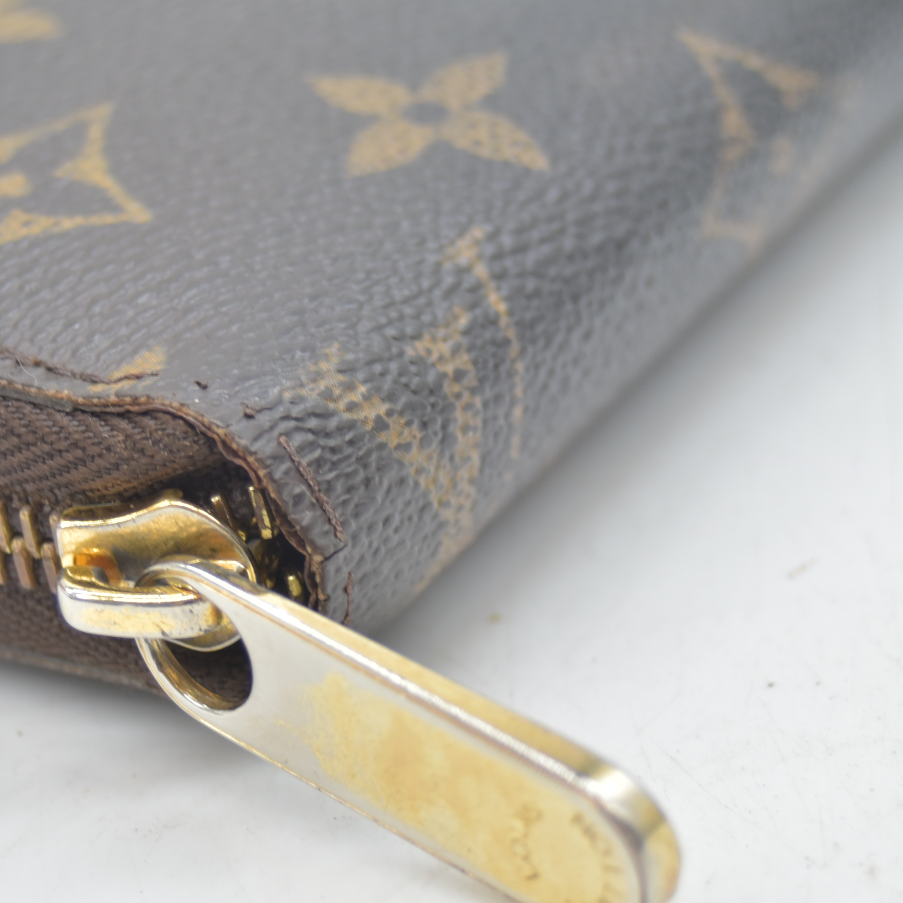 $960 2009 Louis Vuitton Monogram Zippy Wallet  CA3039