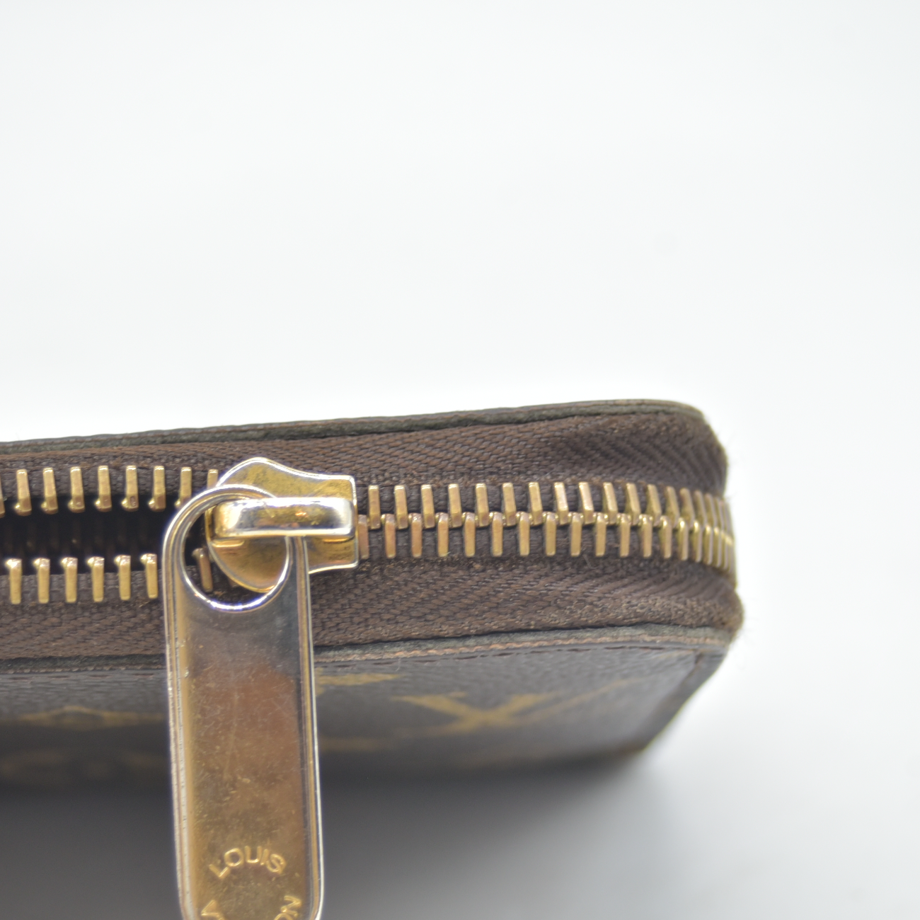 $960 2009 Louis Vuitton Monogram Zippy Wallet  CA3039
