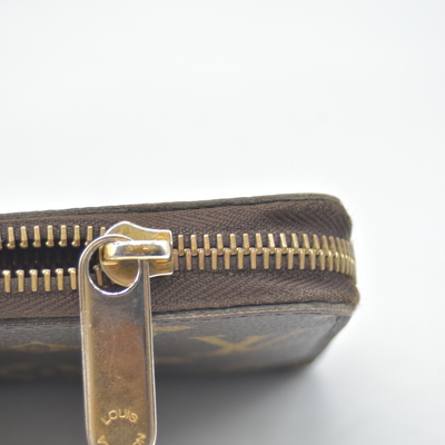 $960 2009 Louis Vuitton Monogram Zippy Wallet  CA3039