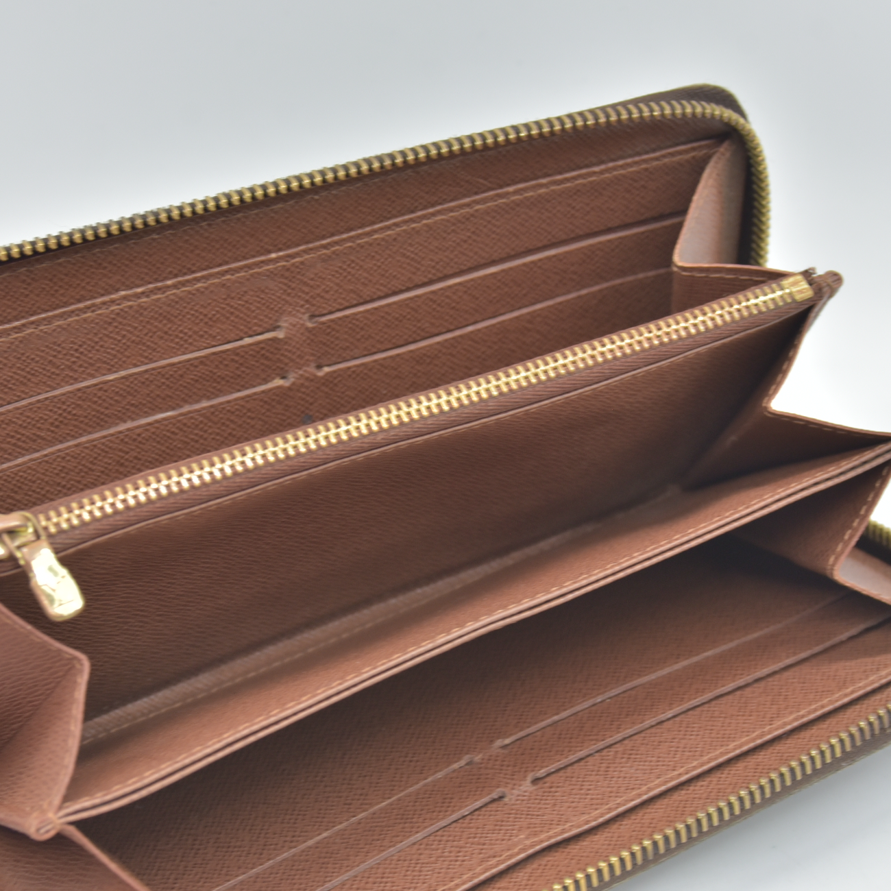$960 2009 Louis Vuitton Monogram Zippy Wallet  CA3039