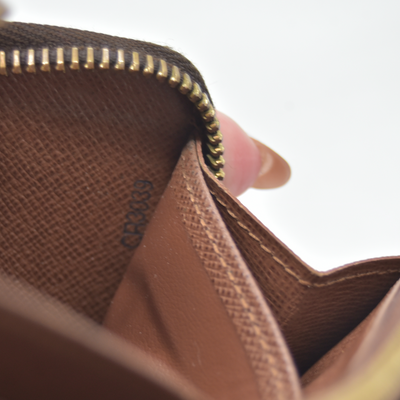 $960 2009 Louis Vuitton Monogram Zippy Wallet  CA3039