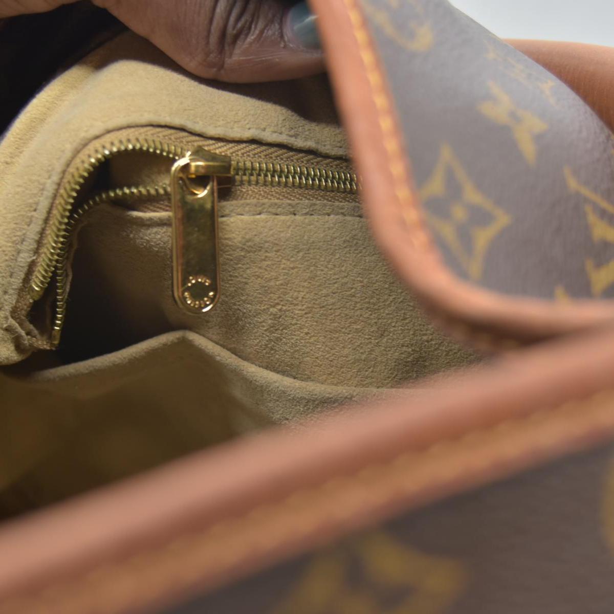 $2500 Louis Vuitton Monogram Artsy MM 10020301