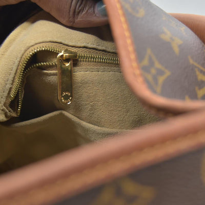$2500 Louis Vuitton Monogram Artsy MM 10020301