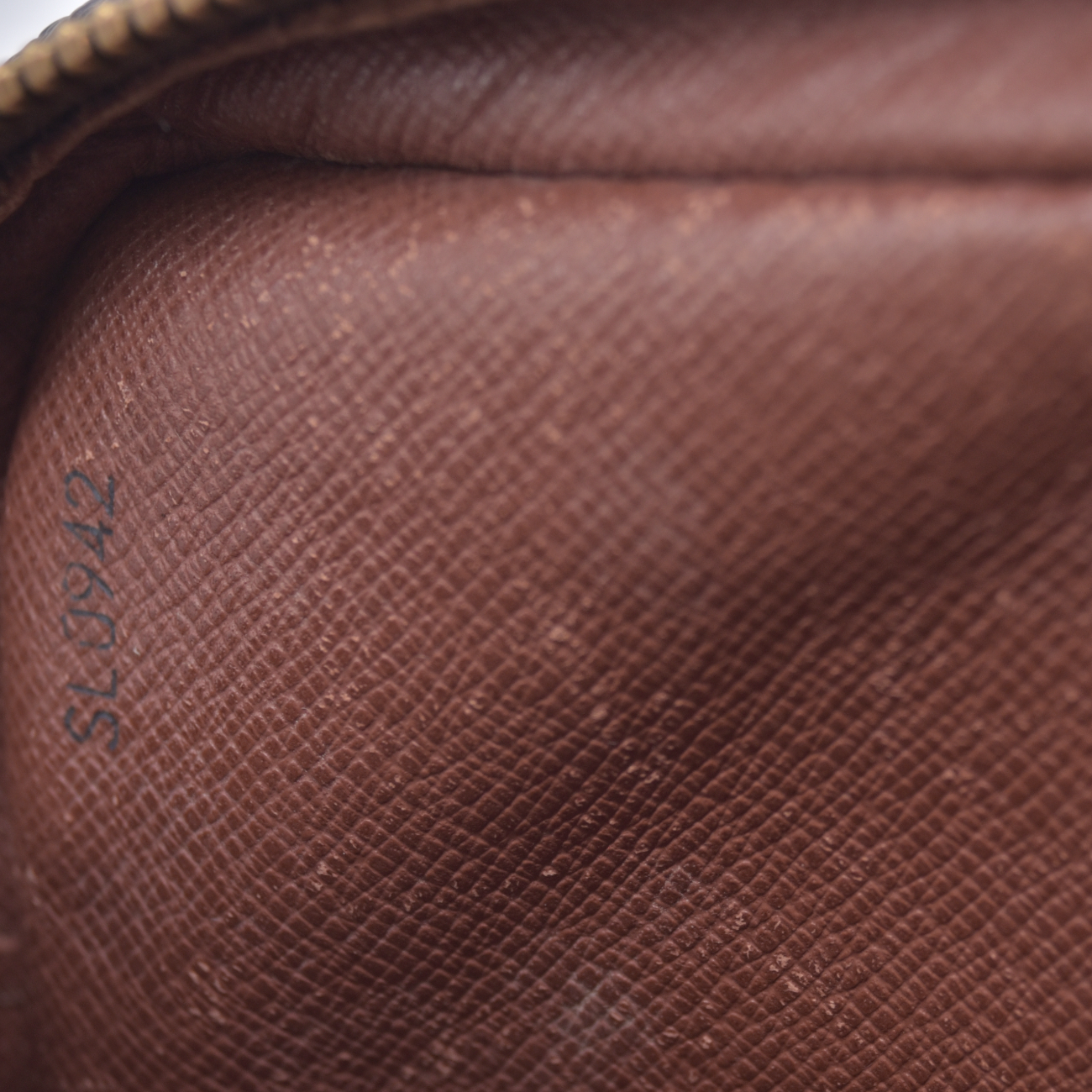$650 1992 Louis Vuitton Monogram Pochette Marly Dragonne 26 SL0942