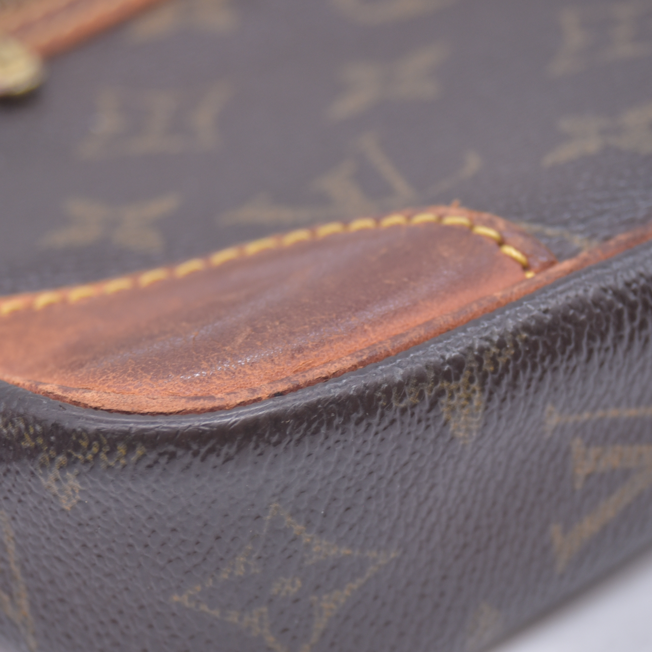 $650 2002 Louis Vuitton Monogram Pochette Marly Dragonne 26 SL0042