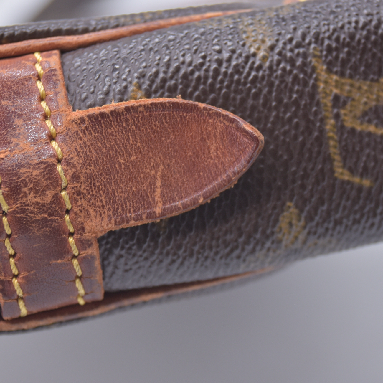 $650 2002 Louis Vuitton Monogram Pochette Marly Dragonne 26 SL0042