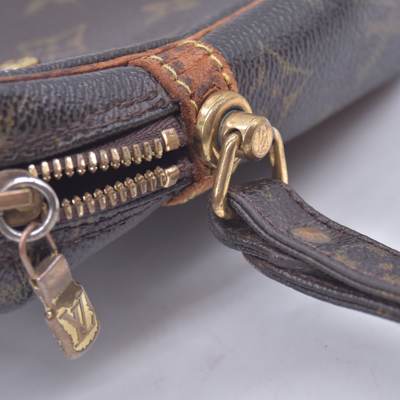 $650 2002 Louis Vuitton Monogram Pochette Marly Dragonne 26 SL0042