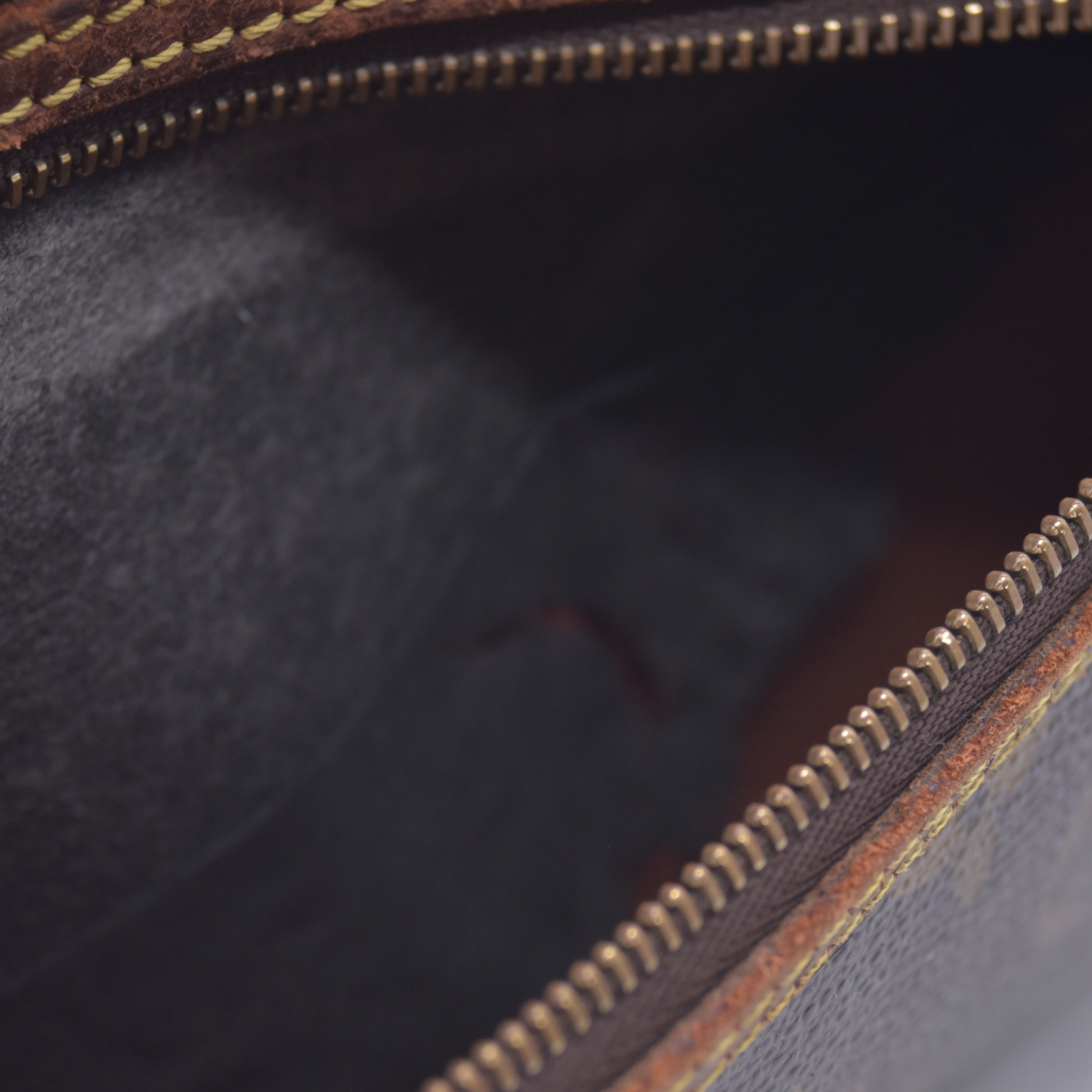 $650 2002 Louis Vuitton Monogram Pochette Marly Dragonne 26 SL0042