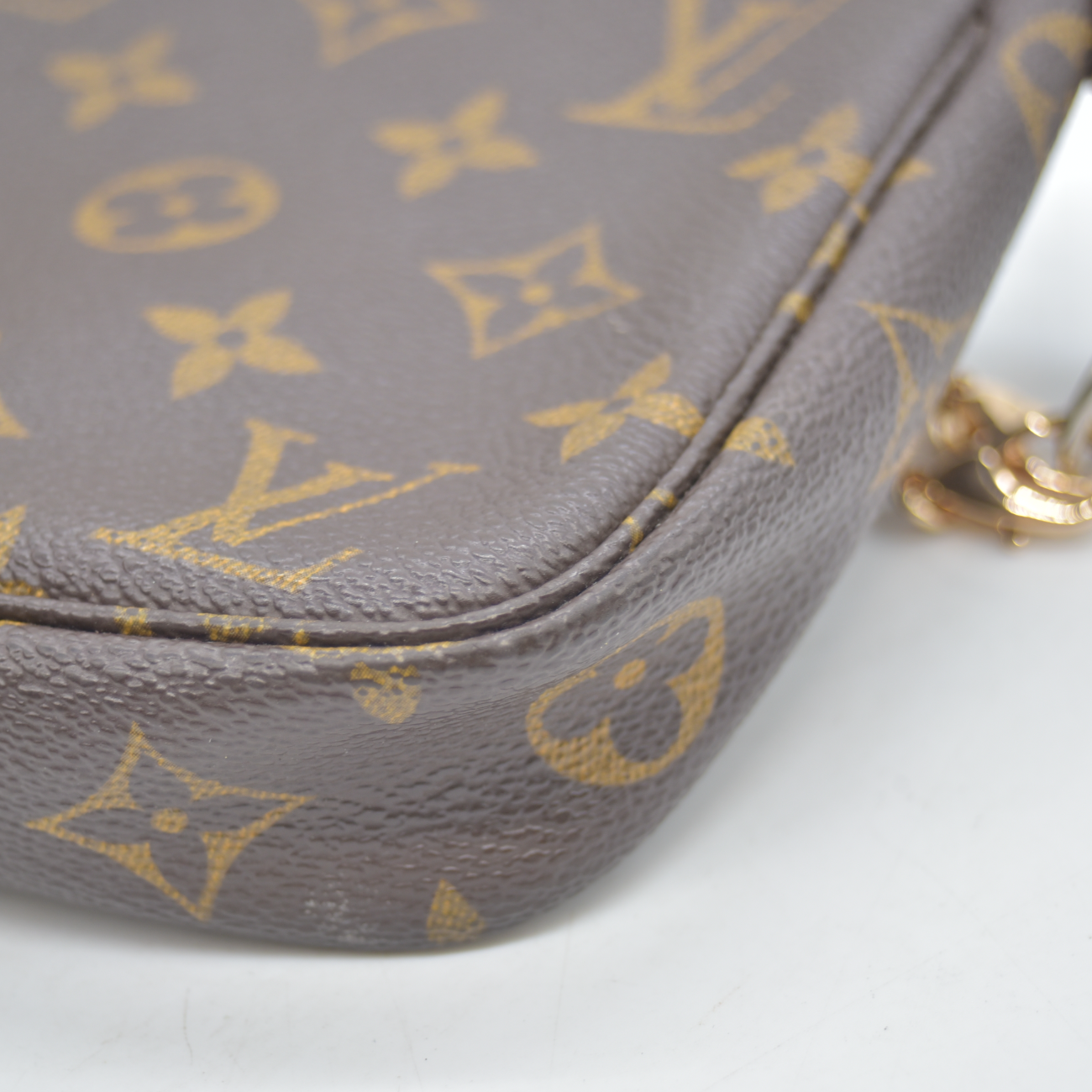 $1290 1999 Louis Vuitton Monogram Pochette Accessories AR0919
