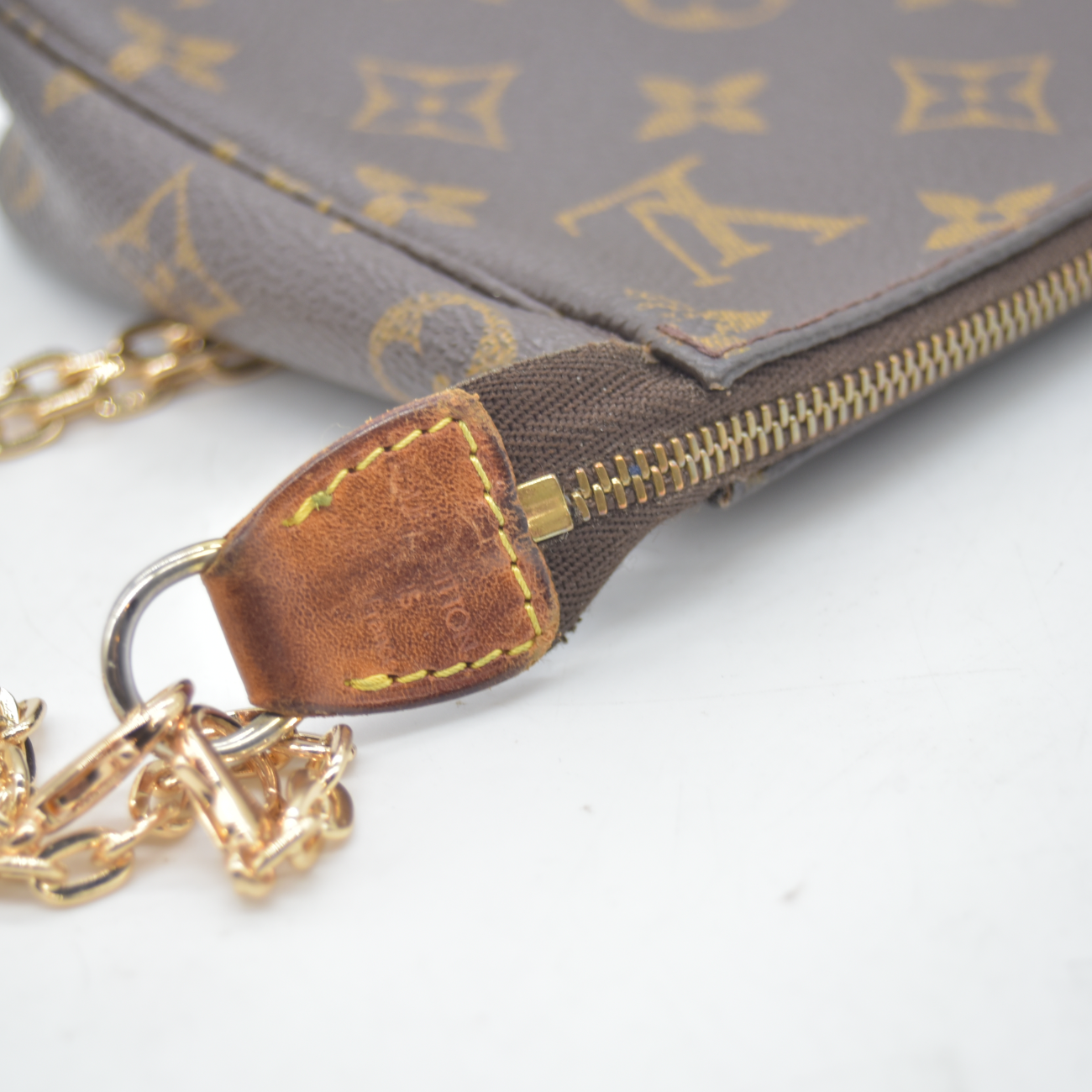 $1290 1999 Louis Vuitton Monogram Pochette Accessories AR0919