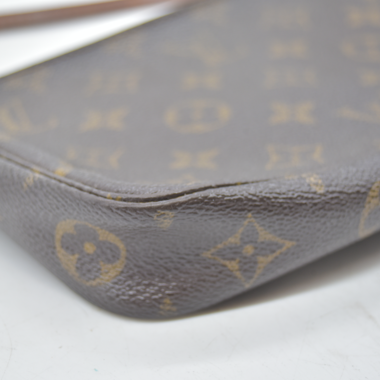 $1290 2002 Louis Vuitton Monogram Pochette Accessories AR1012