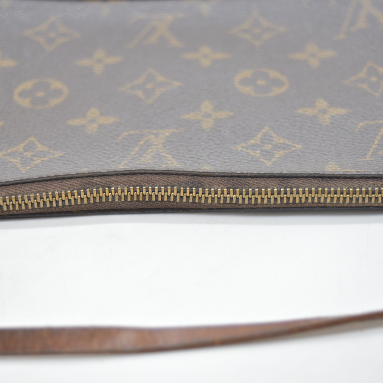 $1290 2002 Louis Vuitton Monogram Pochette Accessories AR1012