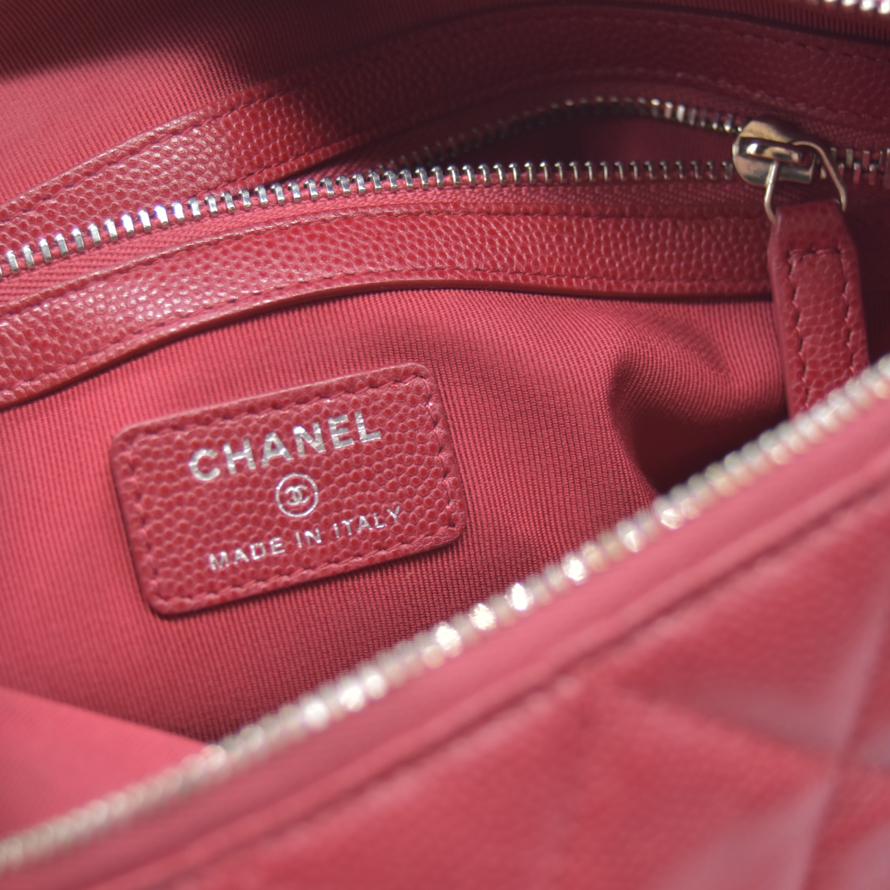 $1425 2019 Chanel Caviar Quilted Medium Cosmetic Case Red 10020303