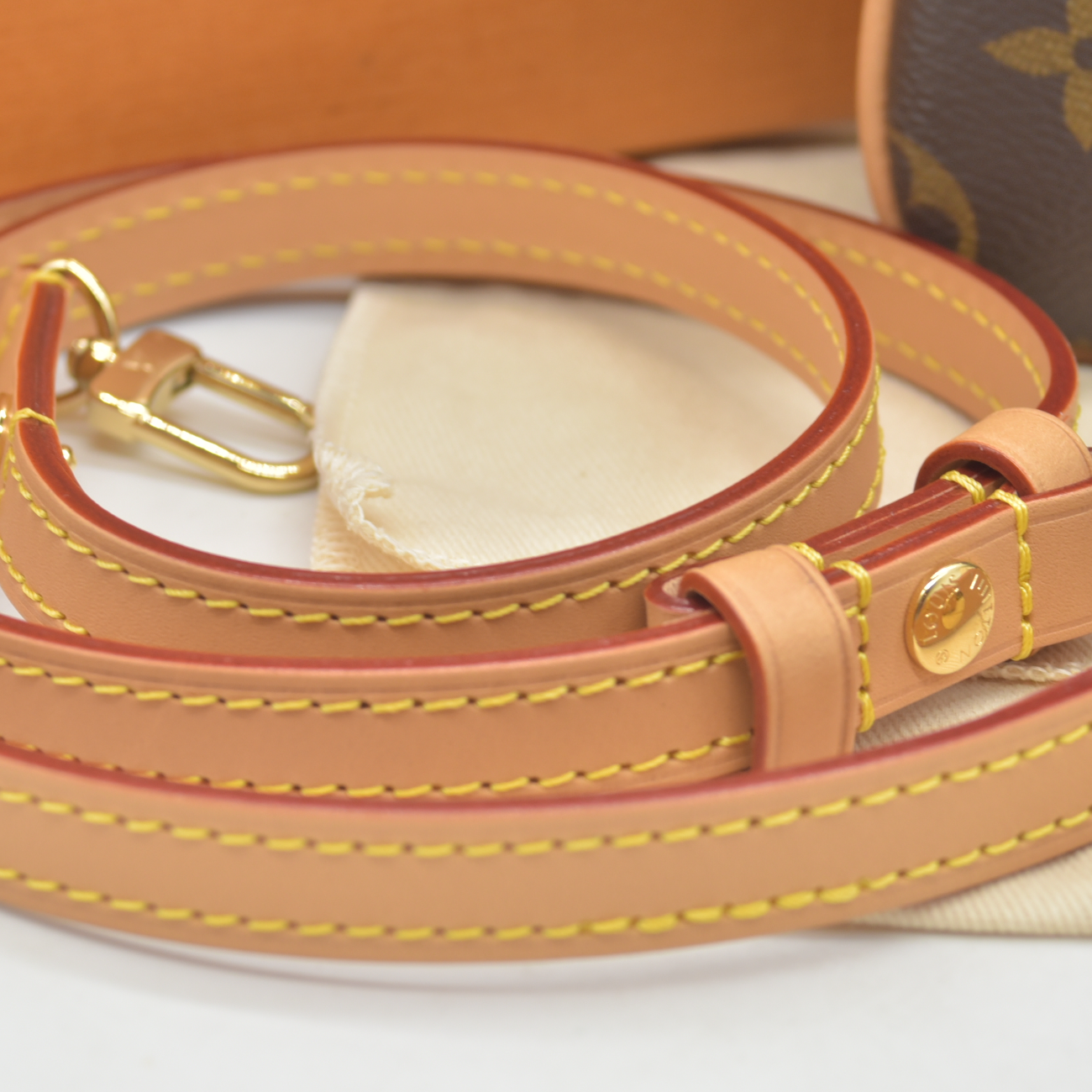 $1890 Louis Vuitton Monogram Liv Pochette RFID Like New