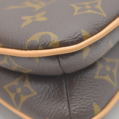 $1890 Louis Vuitton Monogram Liv Pochette RFID Like New
