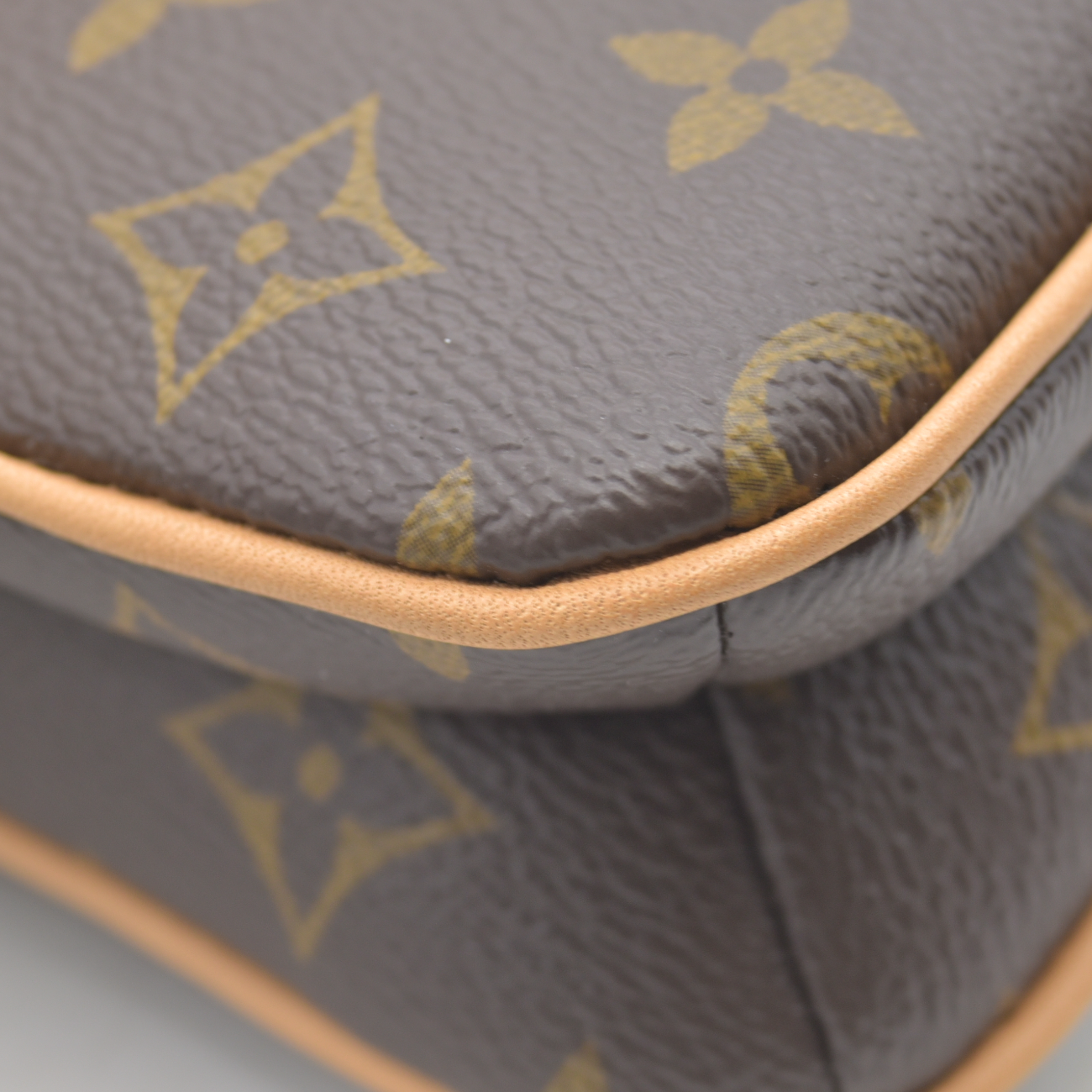 $1890 Louis Vuitton Monogram Liv Pochette RFID Like New